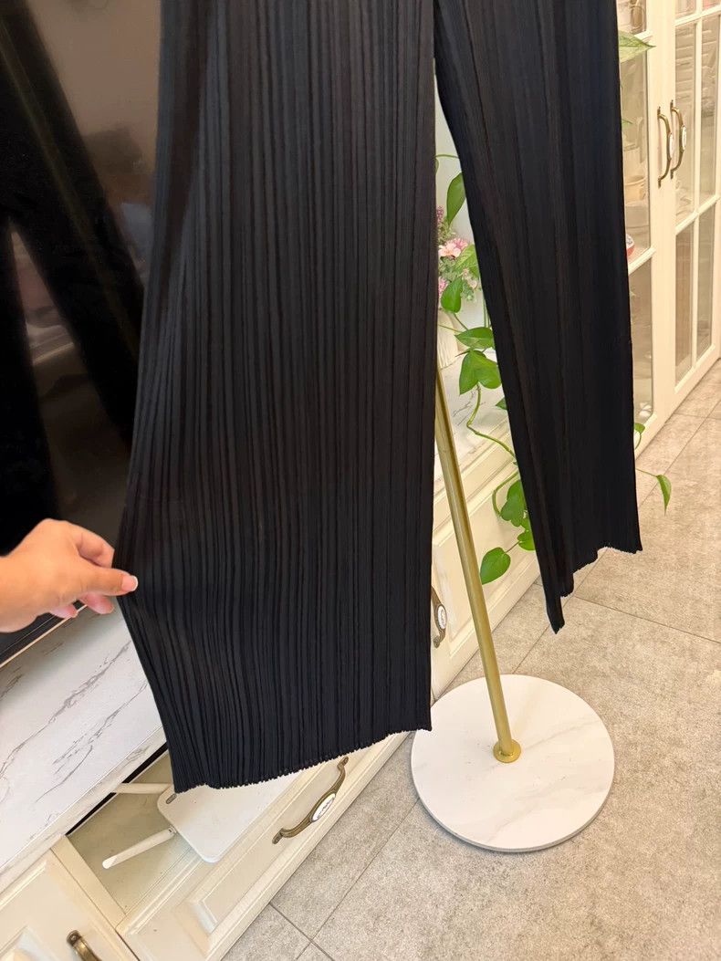 Issey Miyake Issey Miyake size:4 Black pleated trousers and straight-le Size 31" - 3 Thumbnail