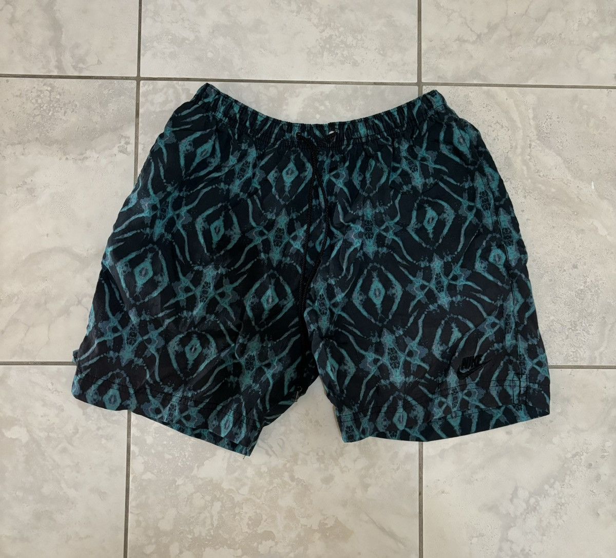 Nike Rare Vintage 90s Nike Abstract Geometric Art Shorts Size US 30 / EU 46 - 1 Thumbnail