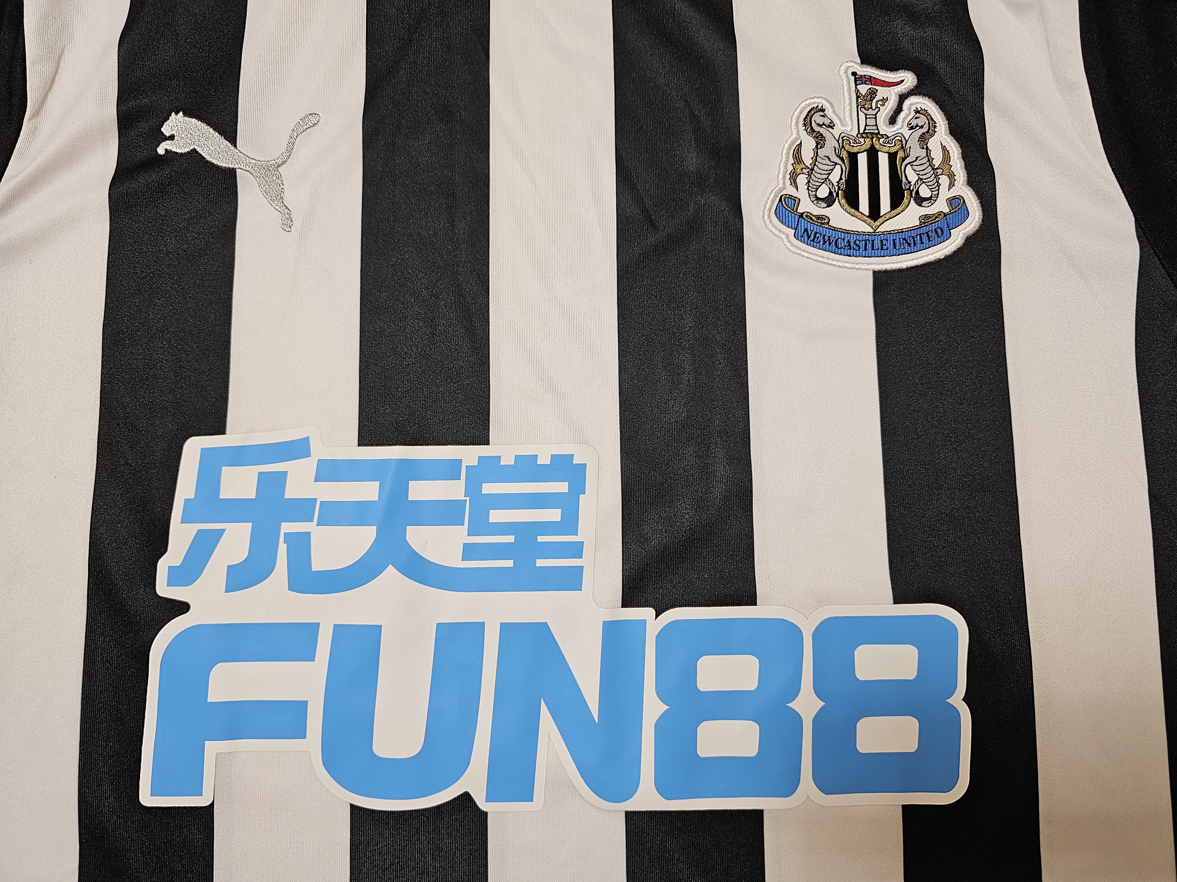 Puma NEWCASTLE UNITED 2020 2021 HOME FOOTBALL SHIRT SOCCER JERSEY Size US M / EU 48-50 / 2 - 3 Thumbnail