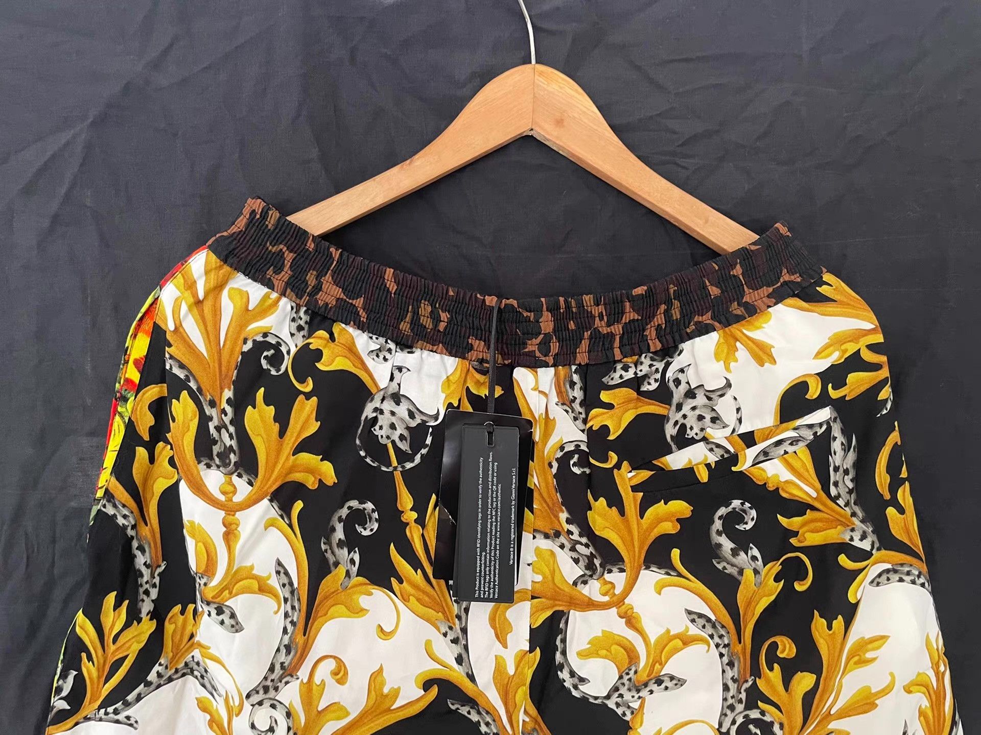 Versace Versace Men's Printed Shorts Ｑ21 Size US 34 / EU 50 - 4 Thumbnail