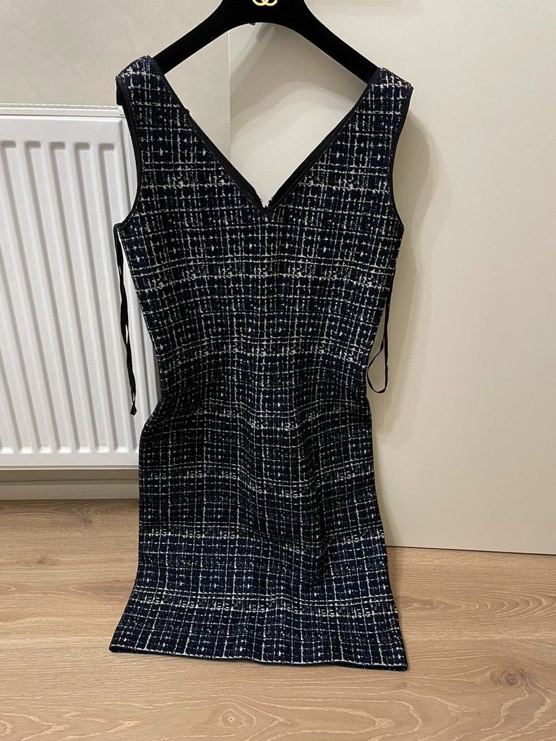 Prada Prada V-Neck Sleeveless Dress Size US S / EU 44-46 / 1 - 1 Thumbnail