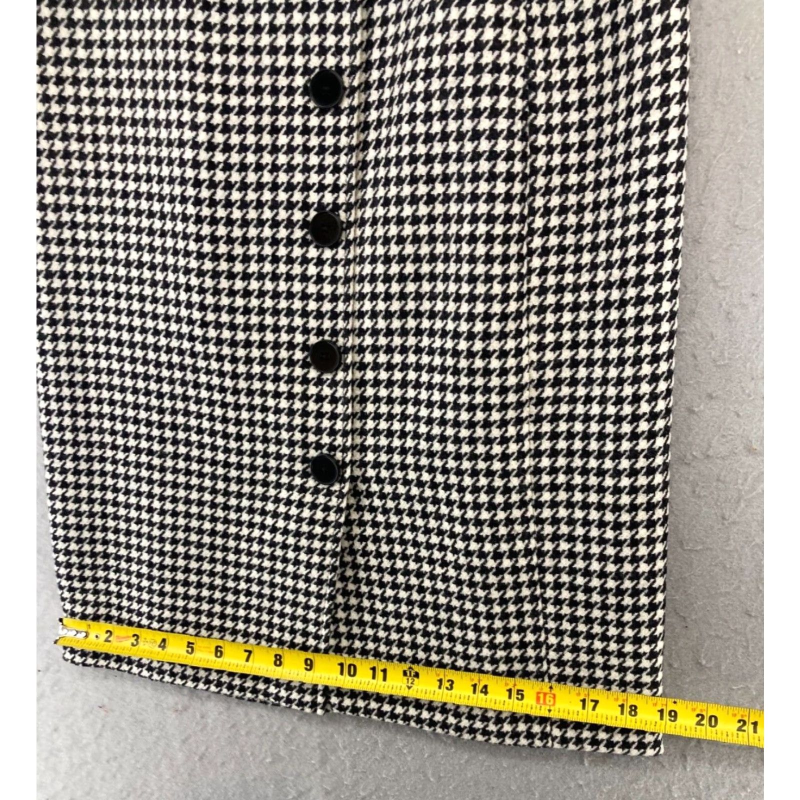 Vintage Harolds Women's Wool Skirt 4 Black Houndstooth Knee Length Straight & Pencil 90s Country of US Size 27" / US 4 / IT 40 - 3 Thumbnail