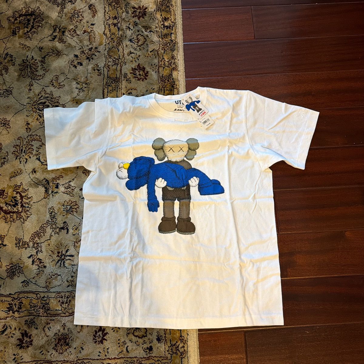 Kaws × Uniqlo Uniqlo x Kaws Collaboration Tee Size US L / EU 52-54 / 3 - 1 Thumbnail