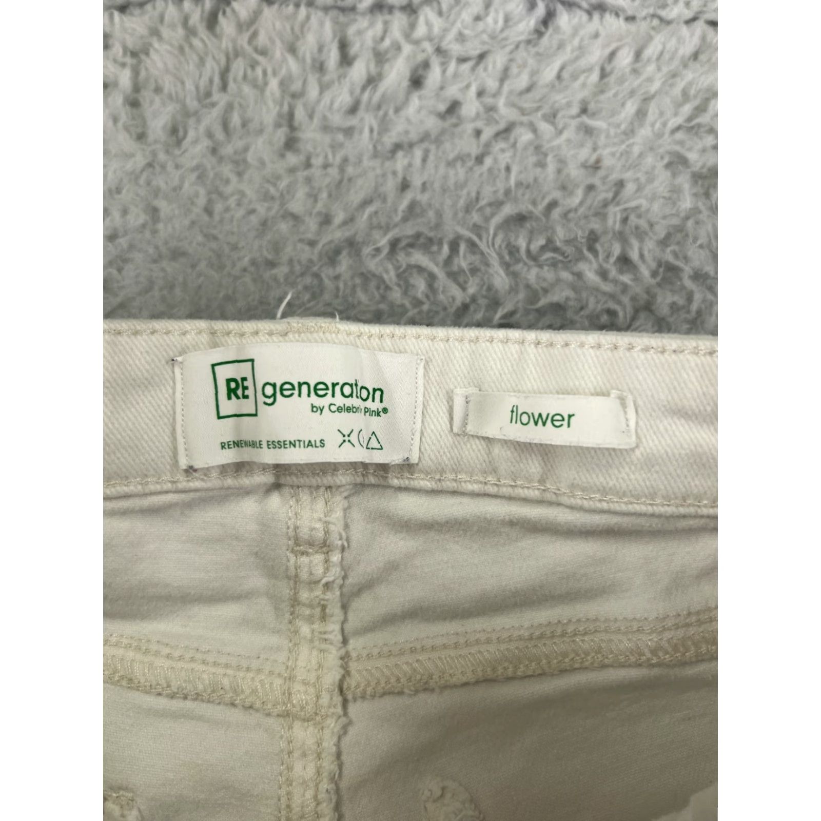 Vintage Celebrity Pink Jeans Juniors 25 White Denim Flared 5-Pocket Stretch Cotton Blend Regular Womens 25x28 USA 90s? No; skip decade. Size 42" / US 20 - 3 Thumbnail