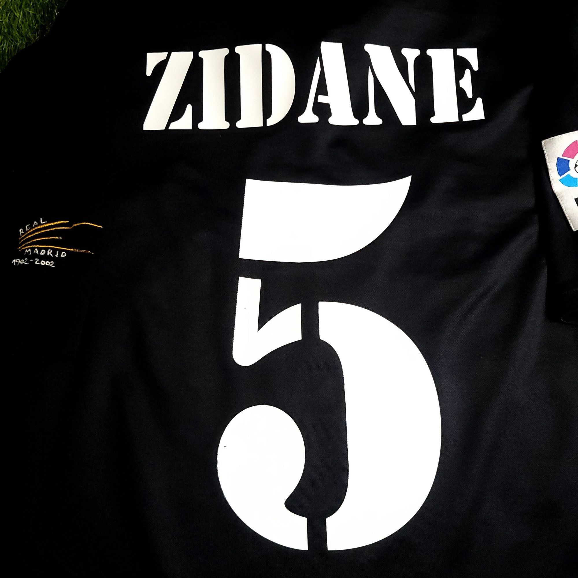 Adidas Zidane Real Madrid CENTENARY 2001 2002 Away Soccer Jersey M Size US M / EU 48-50 / 2 - 3 Thumbnail