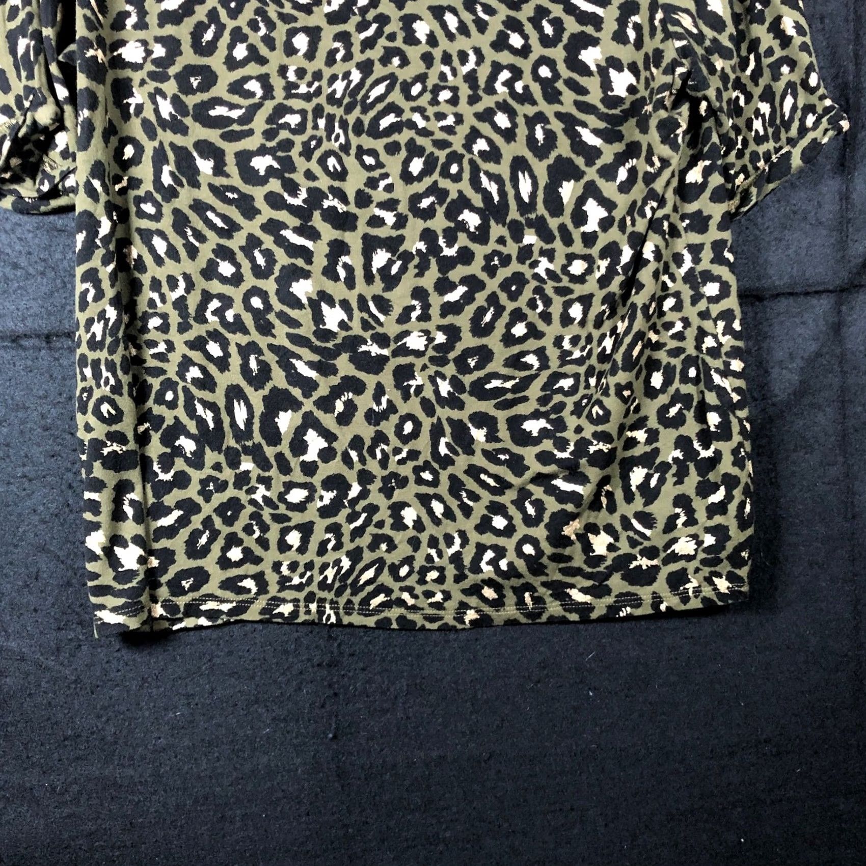 Vintage Chicos Womens Shirt Green Leopard Print Round Neck Short Sleeve Stretch L Shirts Womens Casual Workwear Travel Regular Size Size L / US 10 / IT 46 - 3 Thumbnail