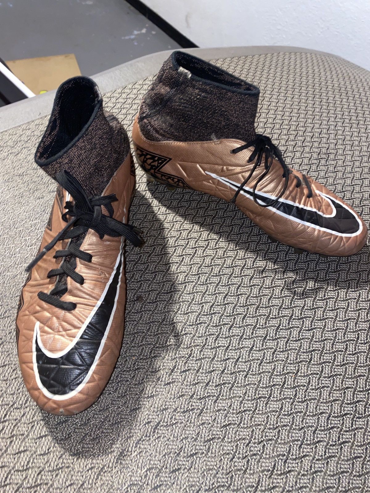 Nike SZ. 6YOUTH. NIKE HYPERVENOM SOCCER /field cleats 9/10 Size US 6 / EU 39 - 1 Thumbnail