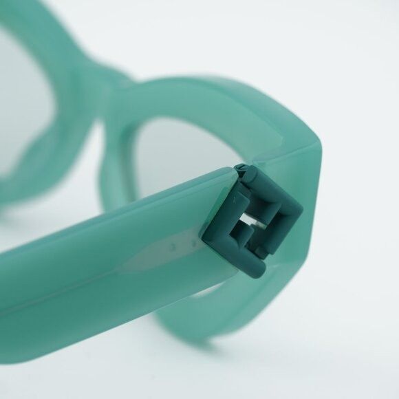 Fendi Fendi FE40146I 95N Sunglasses Shiny Green Cat Eye Frame Size ONE SIZE - 5 Thumbnail