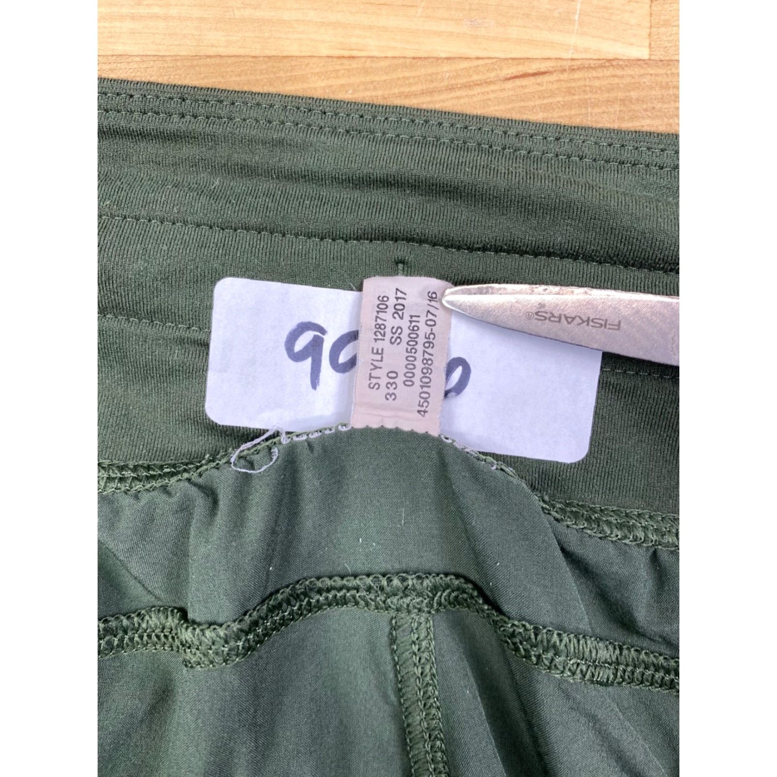 Under Armour Under armour Cropped Pants Womens M Green Drawstring Activewear #9986 Size 32" / US 10 / IT 46 - 3 Thumbnail