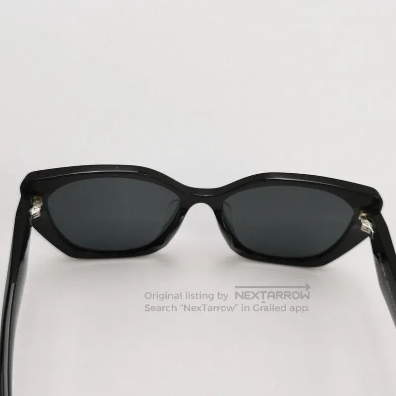 Prada Prada Oversized Black Frame Sunglasses with Logo. Size ONE SIZE - 7 Thumbnail