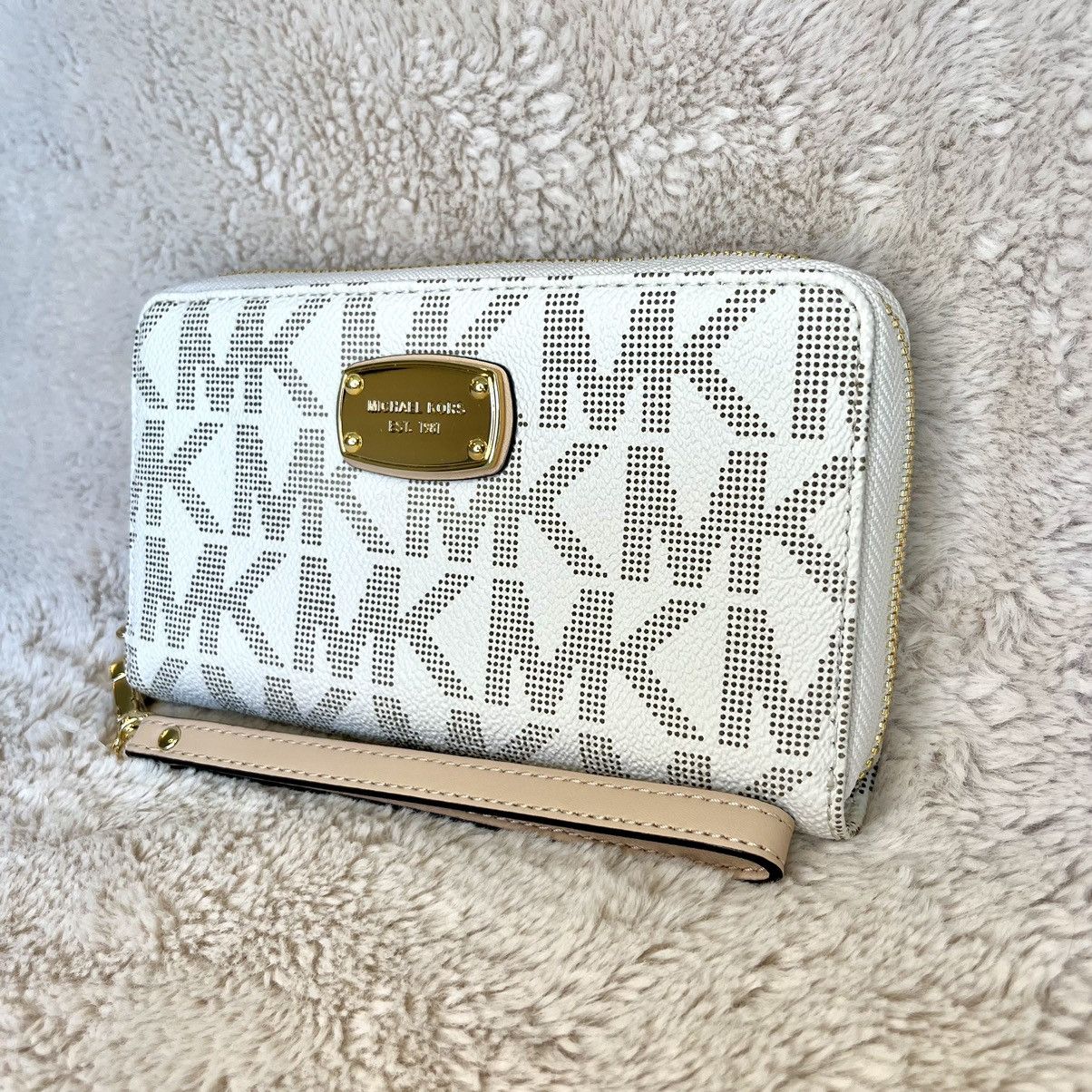 Michael Kors NWT Michael Kors Jet Set Large Wristlet Wallet Phone Case Size ONE SIZE - 2 Thumbnail