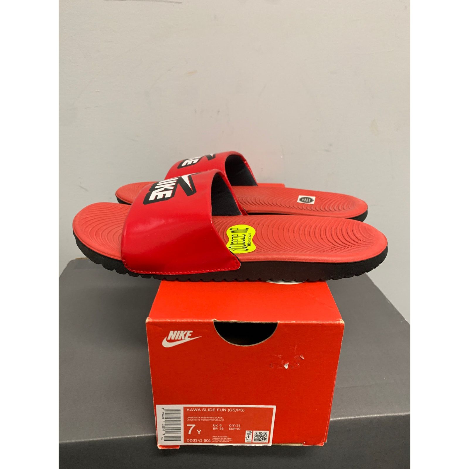 Nike NEW Kid’s Nike Kawa Fun Slide Sandals Red Size 7Y SHIPS NOW Size US 7 / EU 40 - 4 Thumbnail