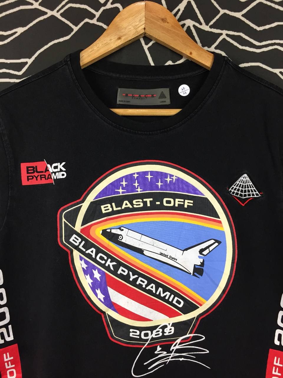 Black Pyramid × Vintage Black Pyramid Chris Brown Streetwear Brand Blast Off Tee Size US M / EU 48-50 / 2 - 3 Thumbnail