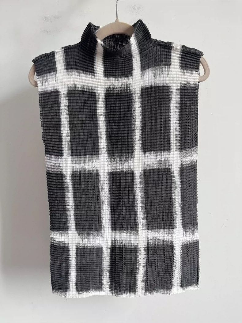 Issey Miyake issey miyake Black and white bubble vest Size M / US 6-8 / IT 42-44 - 1 Thumbnail