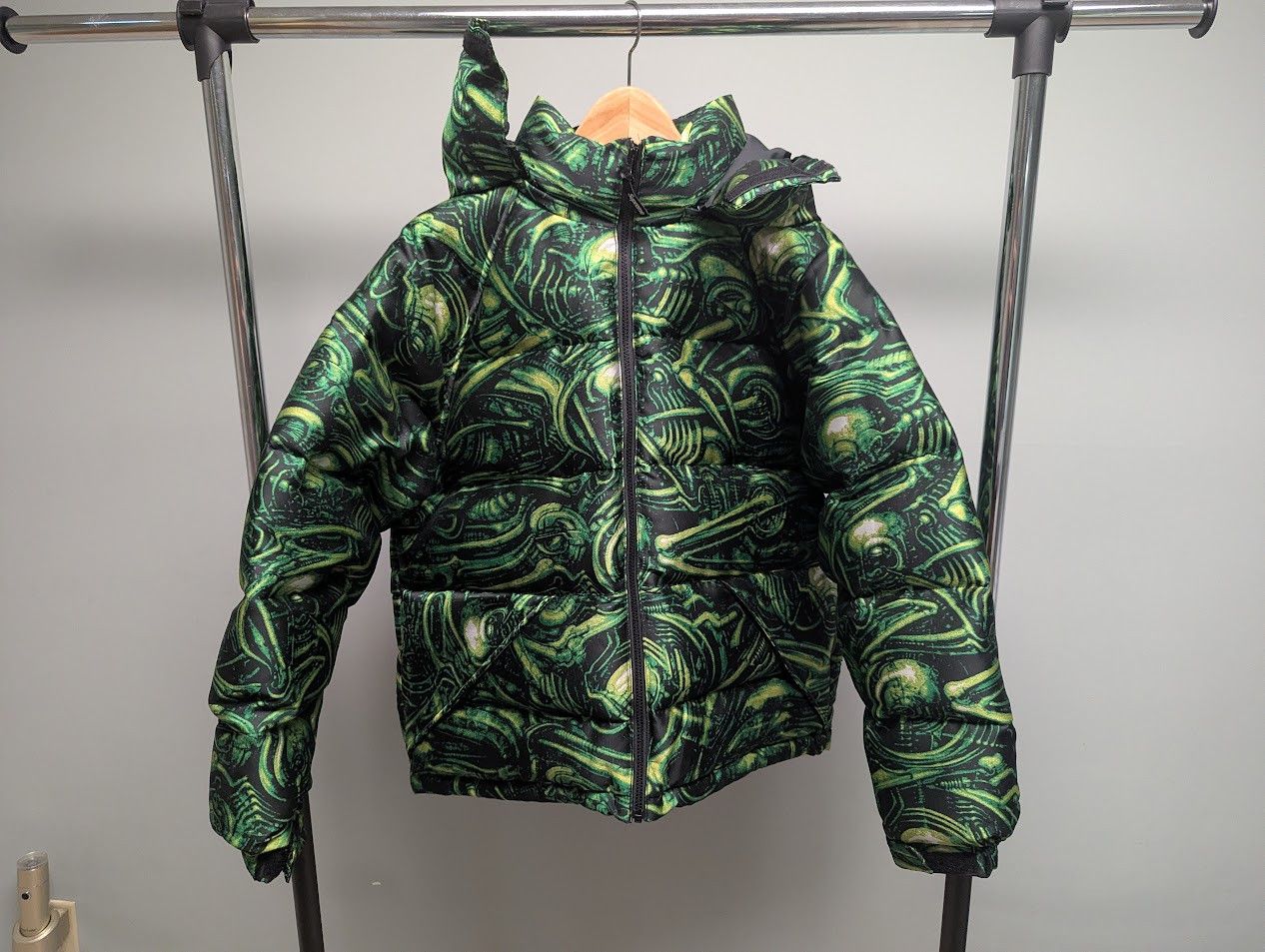 Supreme H.R Geiger Puffer Jacket Green Size US S / EU 44-46 / 1 - 1 Thumbnail