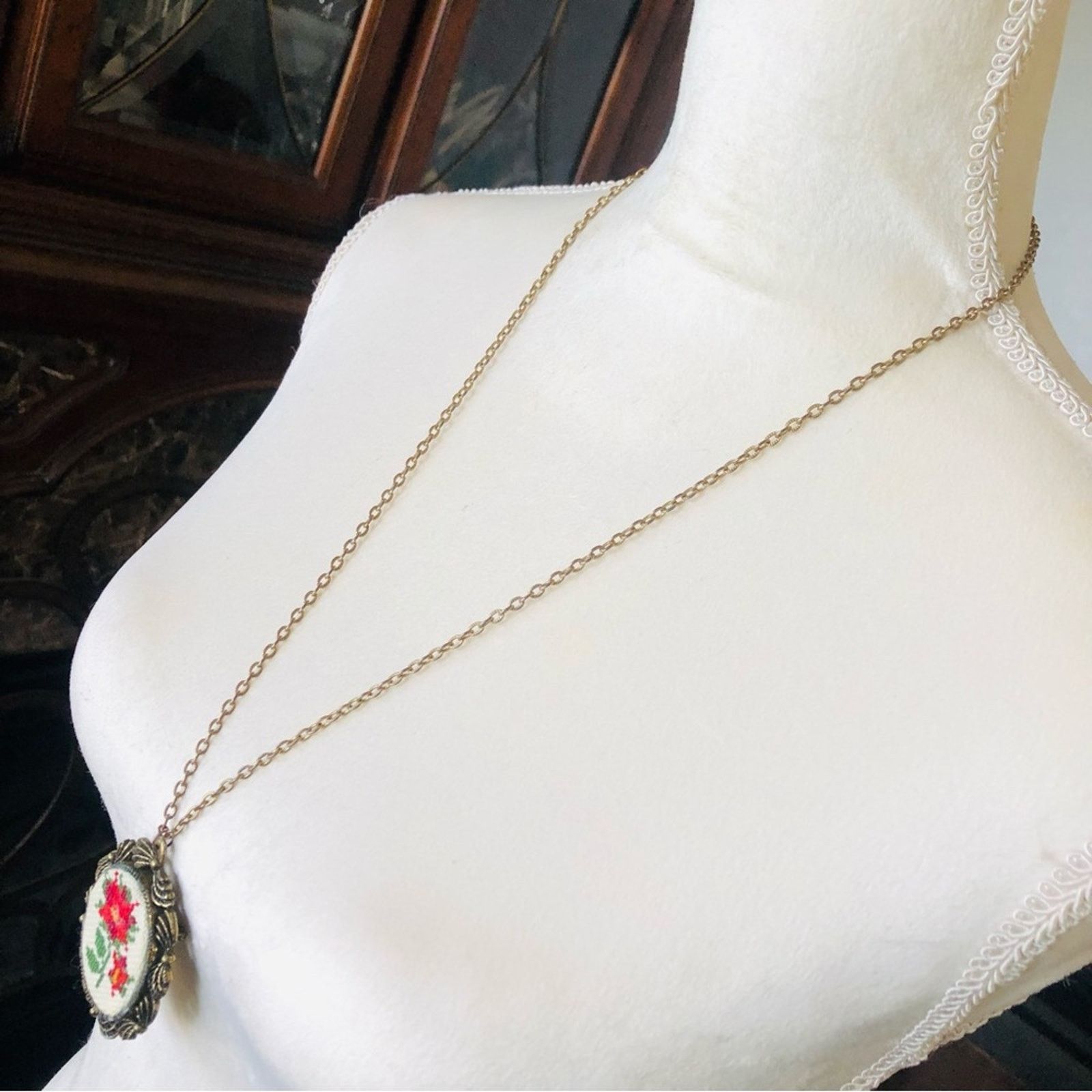 Vintage Vintage The Creative Circle cross stitch pendant on chain Size ONE SIZE - 4 Thumbnail