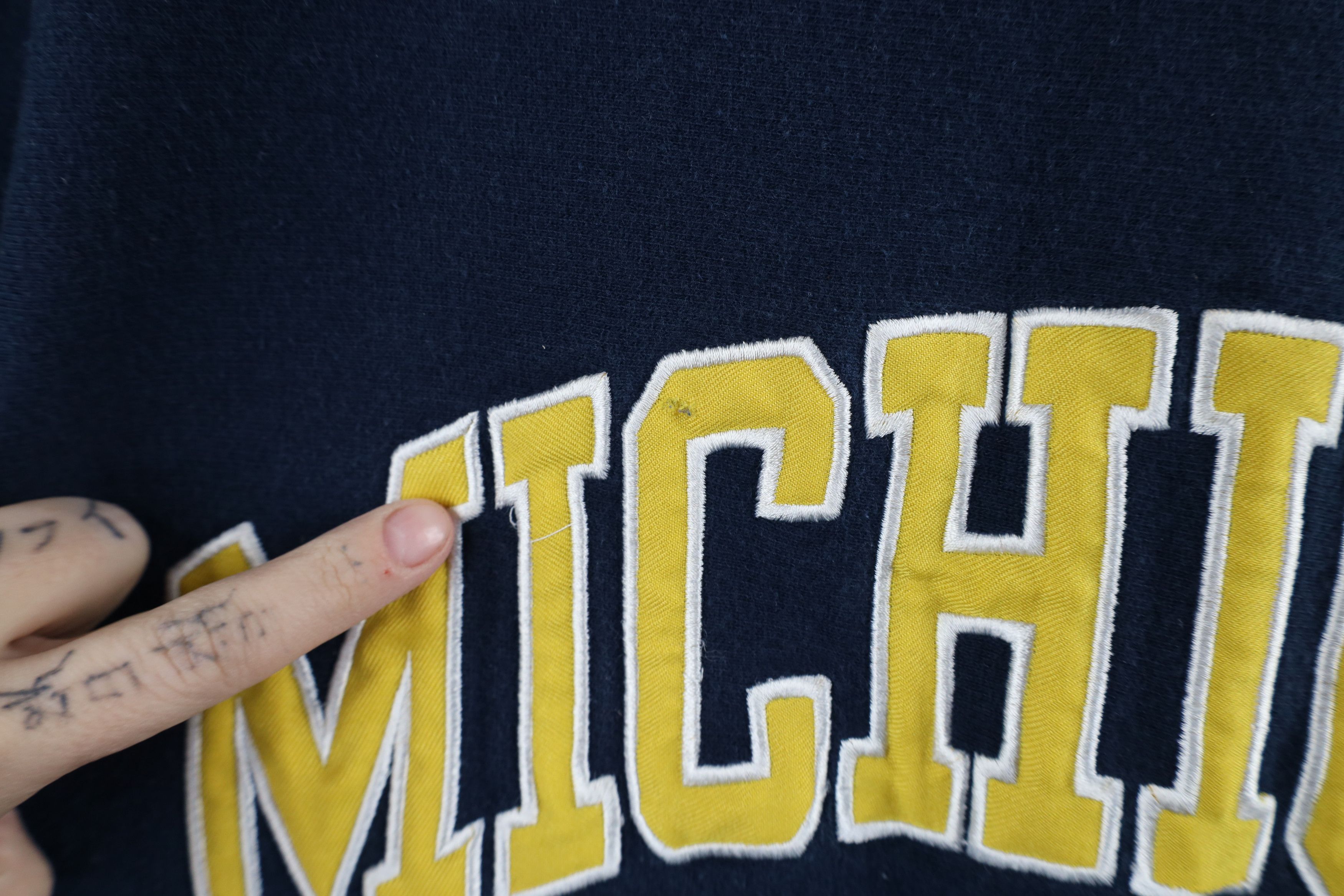 Vintage Vintage 90s Faded University of Michigan Crewneck Sweatshirt Size US L / EU 52-54 / 3 - 5 Thumbnail