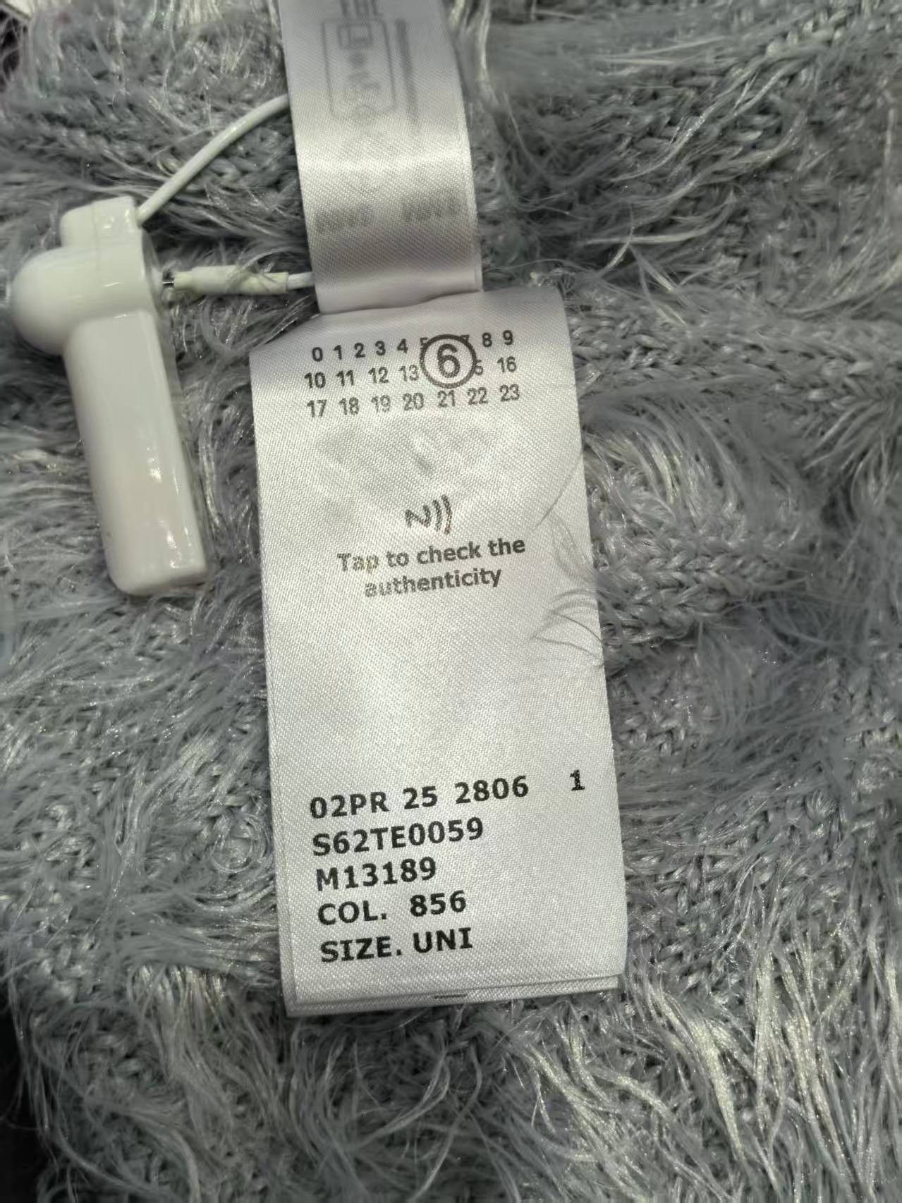 Maison Margiela NWT MM6 Maison Margiela Furry Scarf - Light Grey Size ONE SIZE - 6 Thumbnail