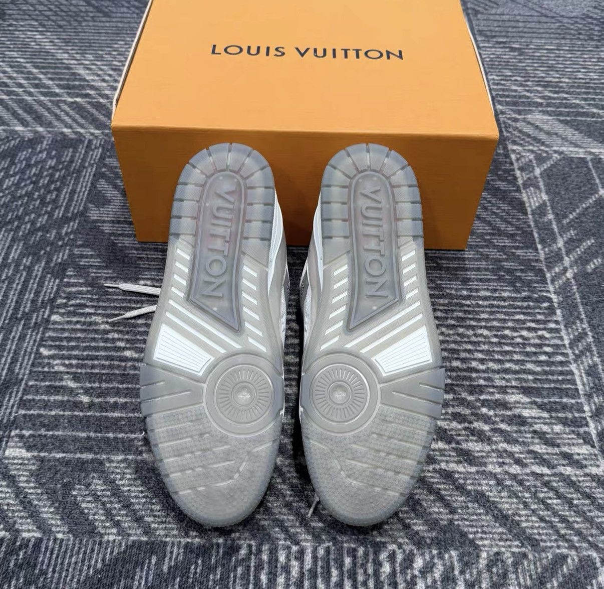Louis Vuitton Louis Vuitton Trainer Embossed Grey Cement Sneakers J42 Size US 10 / EU 43 - 6 Thumbnail