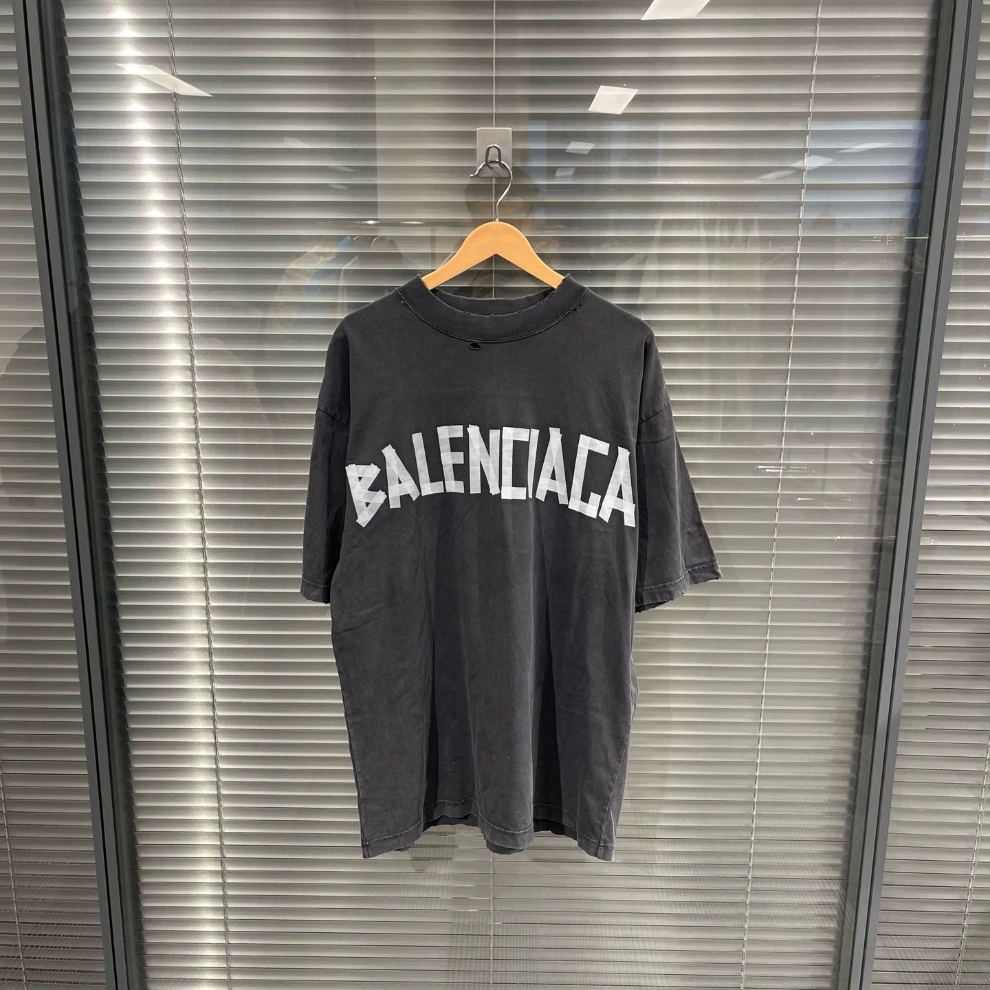 Balenciaga Black Oversized Short-Sleeve Graphic Shirt Size US S / EU 44-46 / 1 - 1 Thumbnail