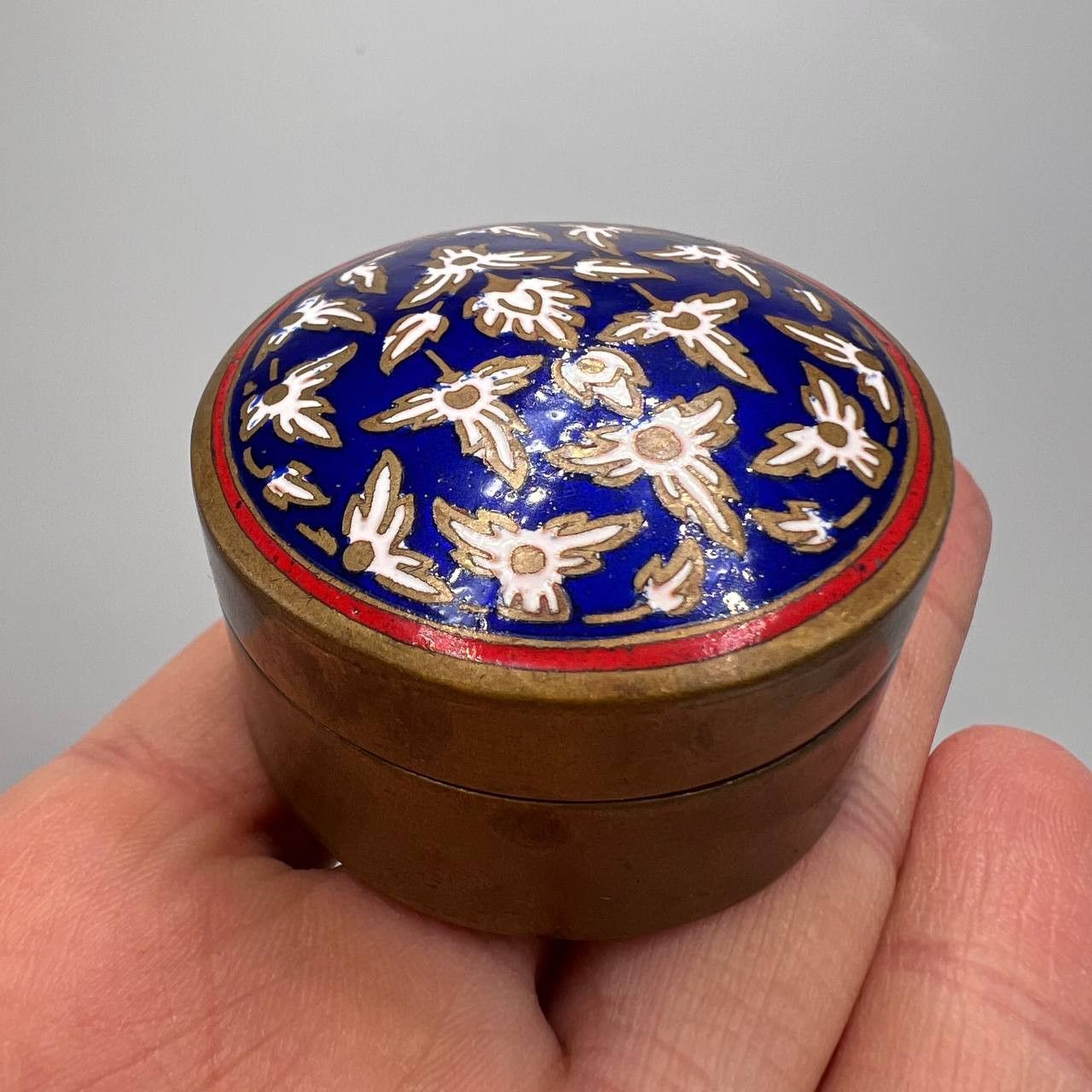 Vintage Vintage Hot Enamel Jewelry Trinket Pillbox Ornate Brass Box Size ONE SIZE - 5 Thumbnail