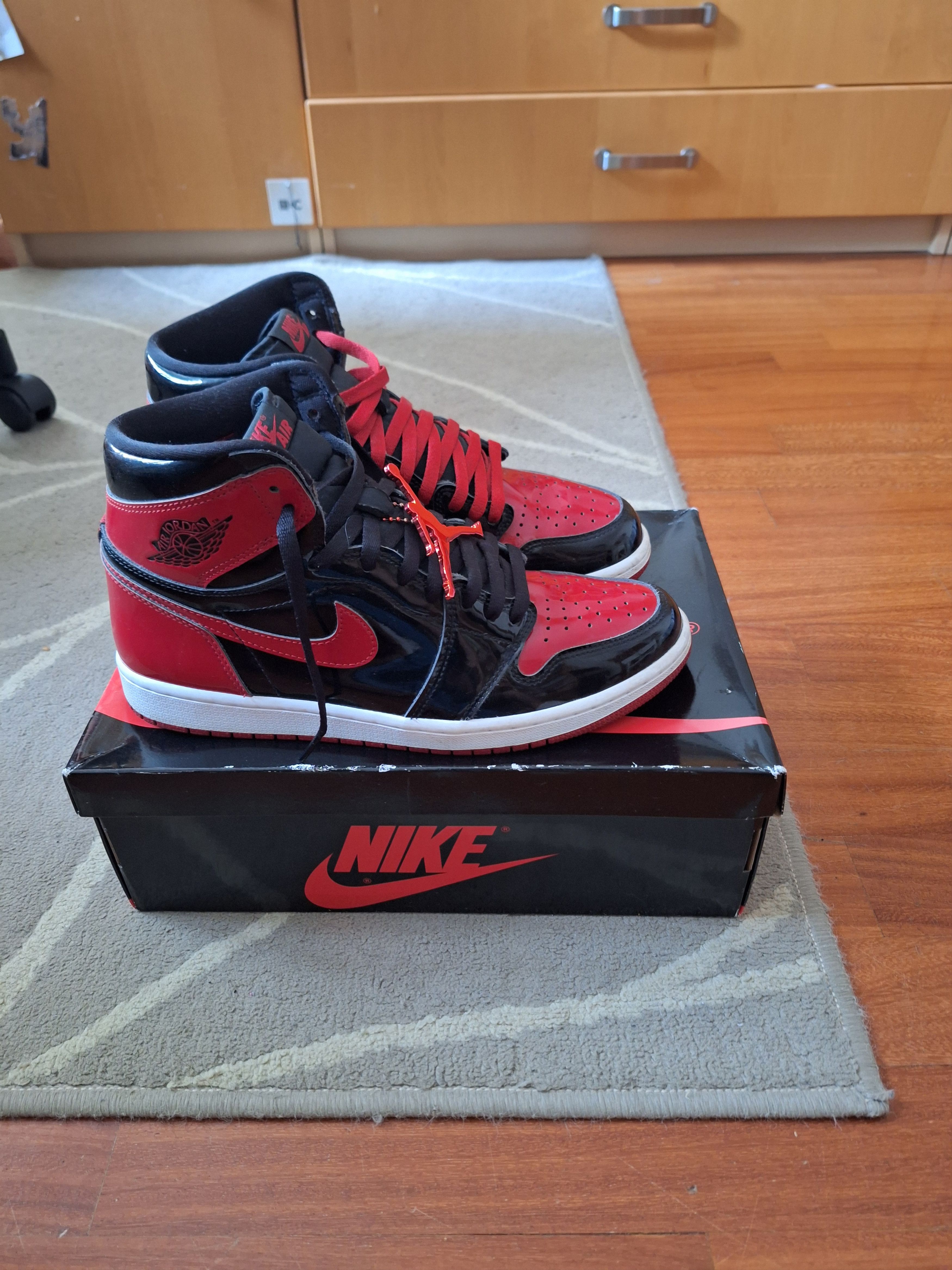 Jordan Brand Air Jordan 1 High Patent Bred Size US 11 / EU 44 - 1 Thumbnail