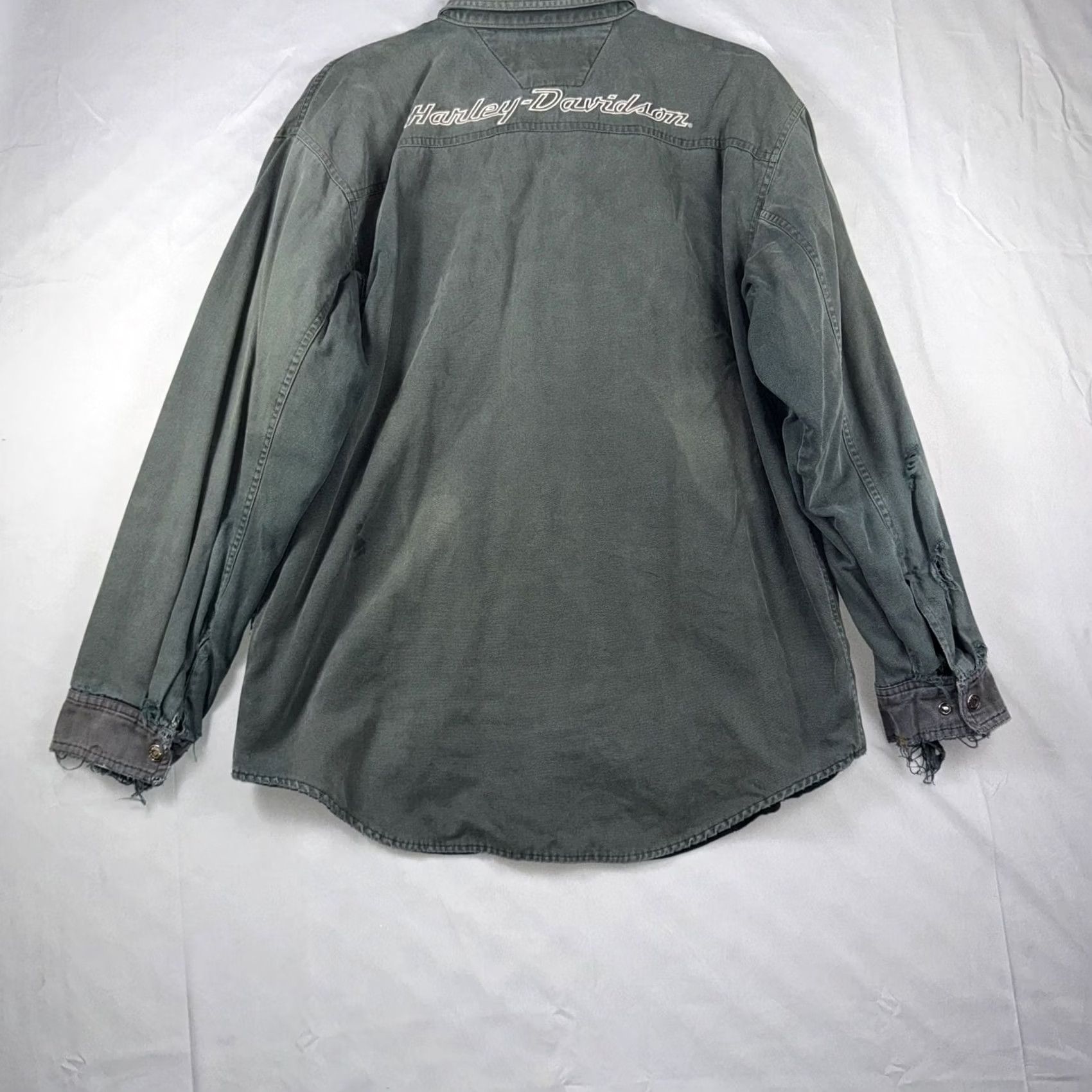 Harley Davidson VINTAGE Harley-Davidson Distressed Canvas Snap Front Work Shirt Mens Large Gray 46in 30.5in Long Sleeve Button-Up Pockets Embroidered Back Yoke Size US L / EU 52-54 / 3 - 2 Thumbnail