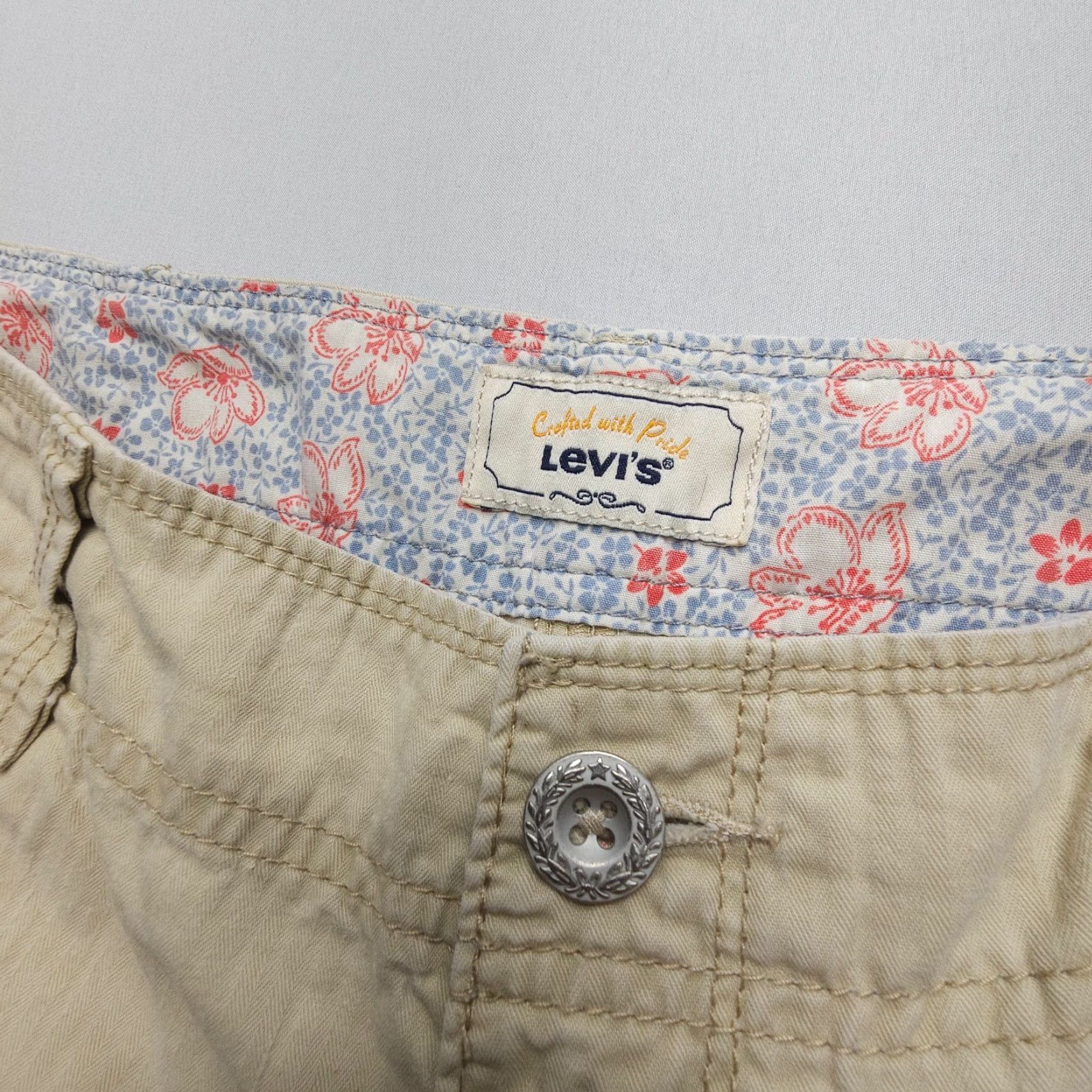 Levi's Levi's Women's Mini Shorts Size 8 Ivory Low Rise 4" Inseam Cotton Casual 2000s Size 30" / US 8 / IT 44 - 3 Thumbnail