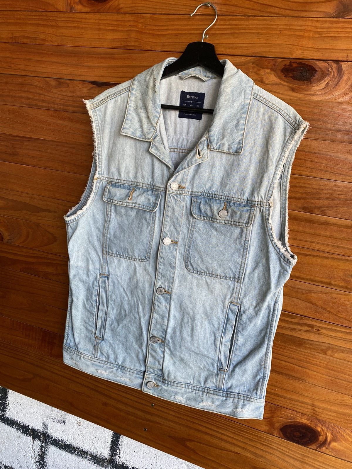 Bershka Bershka Denim Vest Light Wash Sleeveless Jacket Tiger Patch Size US L / EU 52-54 / 3 - 4 Thumbnail