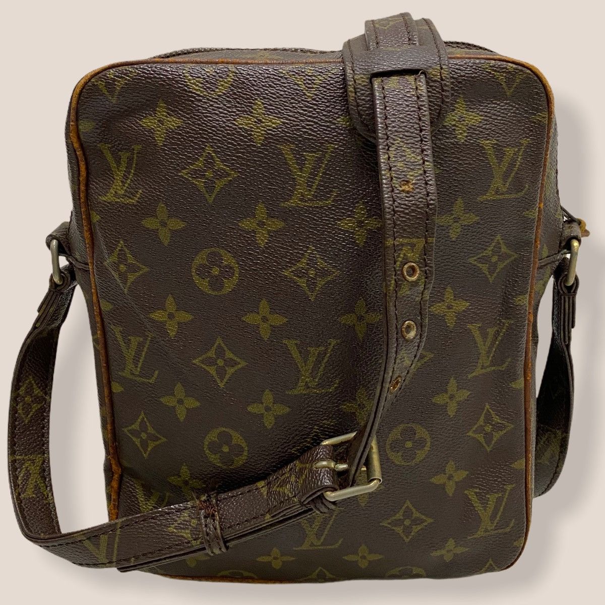 Louis Vuitton ‼️YES‼️ LOUIS VUITTON DANUBE GM SLING BAG ECLAIR ZIPPER Size ONE SIZE - 5 Thumbnail