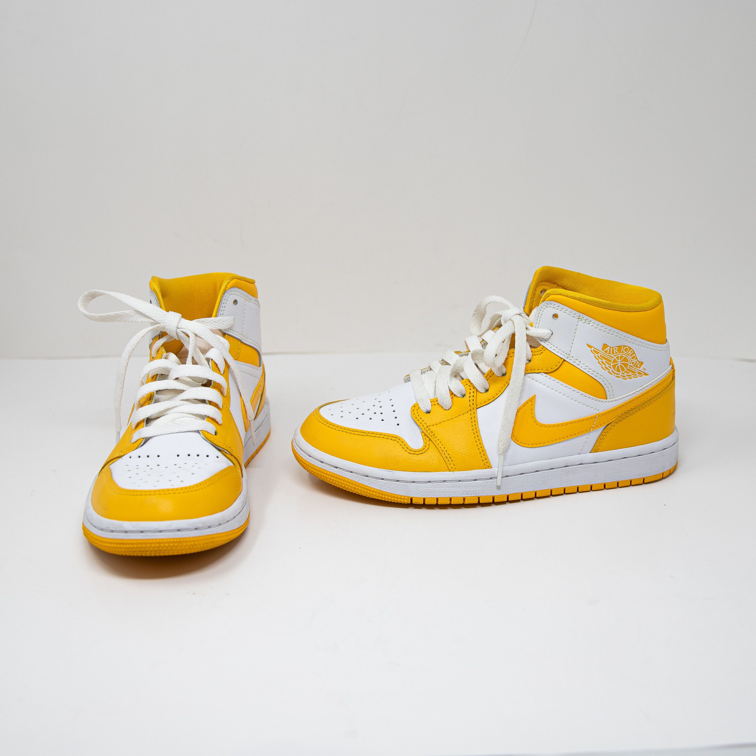 Nike Nike Air Jordan 1 Mid University Gold Yellow Size US 7 / IT 37 - 1 Thumbnail