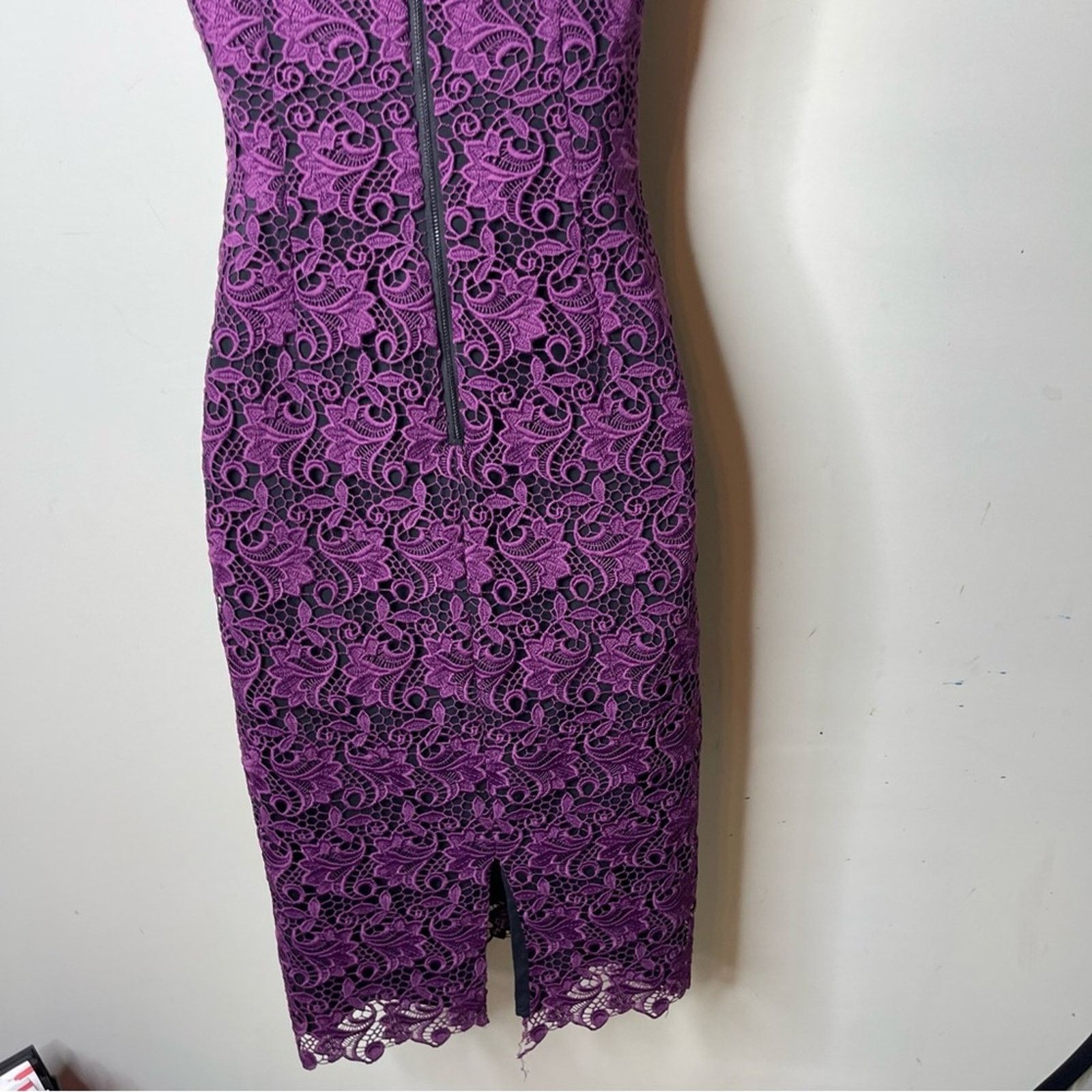 Alice + Olivia Alice + Olivia Preslee Purple Floral Lace V-neck Midi Dress Size XS / US 0-2 / IT 36-38 - 10 Thumbnail