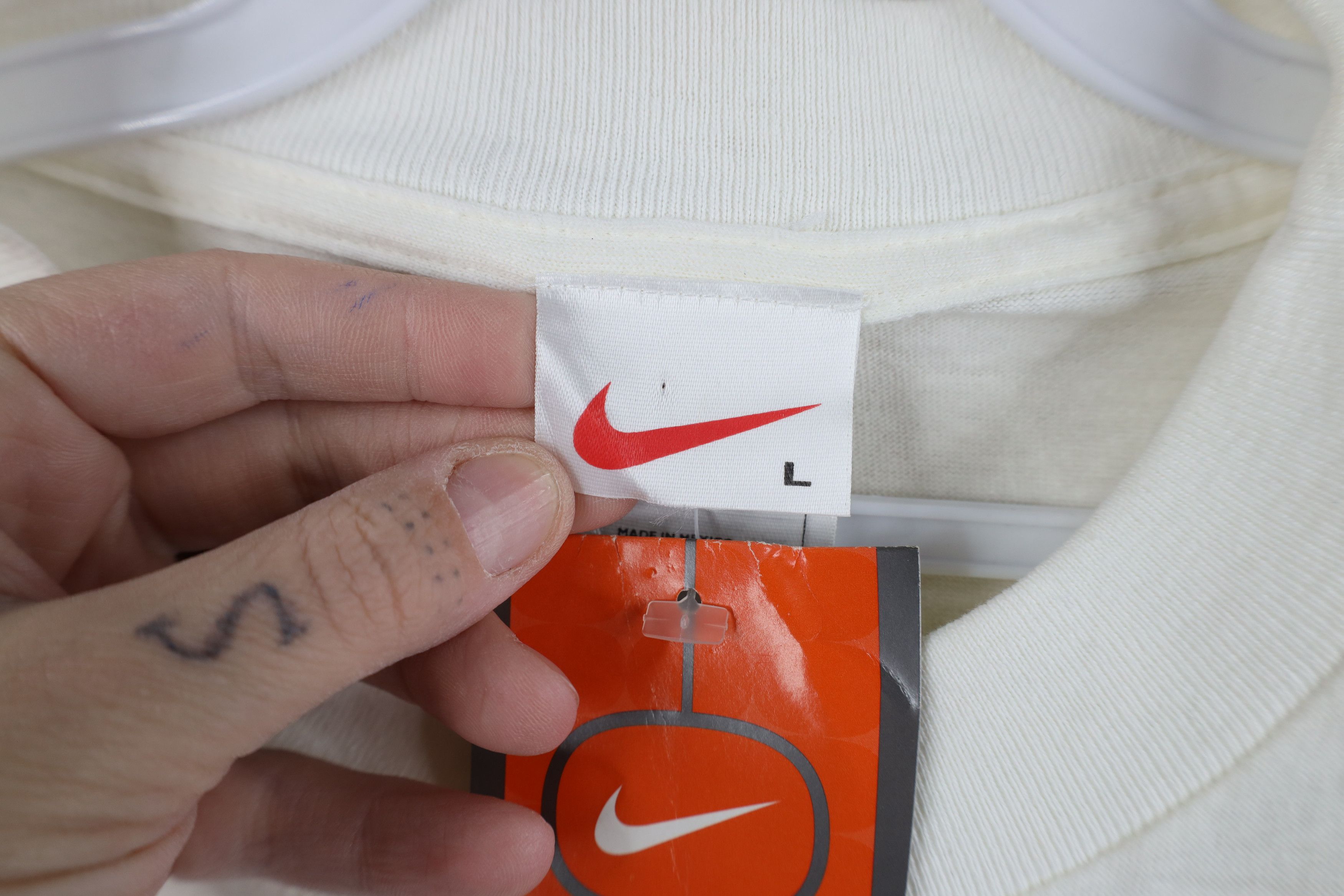 Nike Deadstock Vintage 90s Nike Scott Mini Swoosh T-Shirt White Size US L / EU 52-54 / 3 - 7 Thumbnail