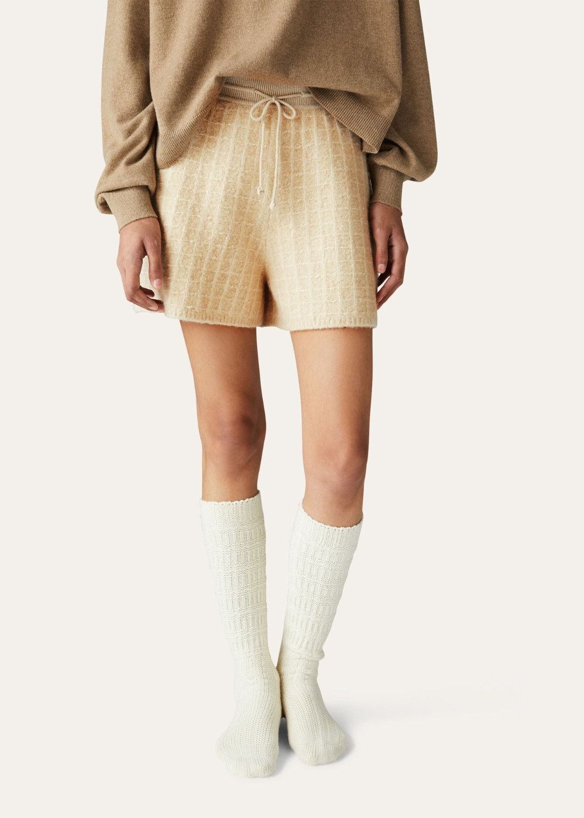 o1srvl11e1125 FAN1846 Cocooning Short in Beige