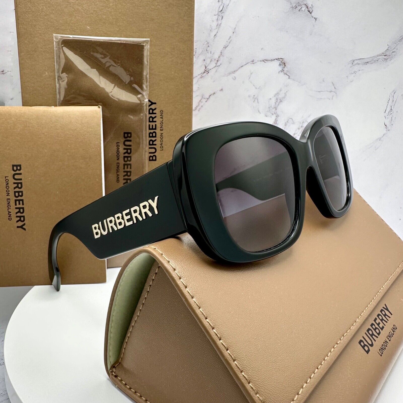 Burberry Burberry Sunglasses Black Acetate Gold Metal Logo Oversized Size ONE SIZE - 1 Thumbnail