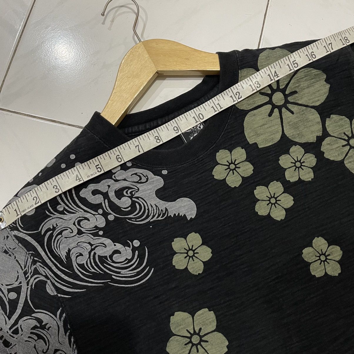 Kamakura Sukajan namiwa nottemo nomareruna tee Size US L / EU 52-54 / 3 - 13 Thumbnail