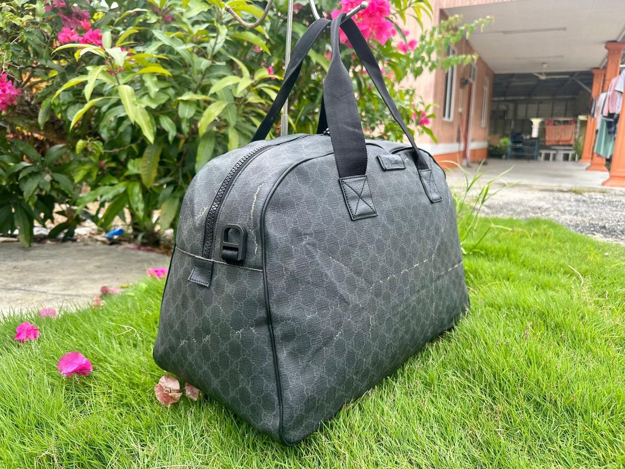 Gucci Authentic Gucci Supreme GG Large Duffle Bag Size ONE SIZE - 3 Thumbnail