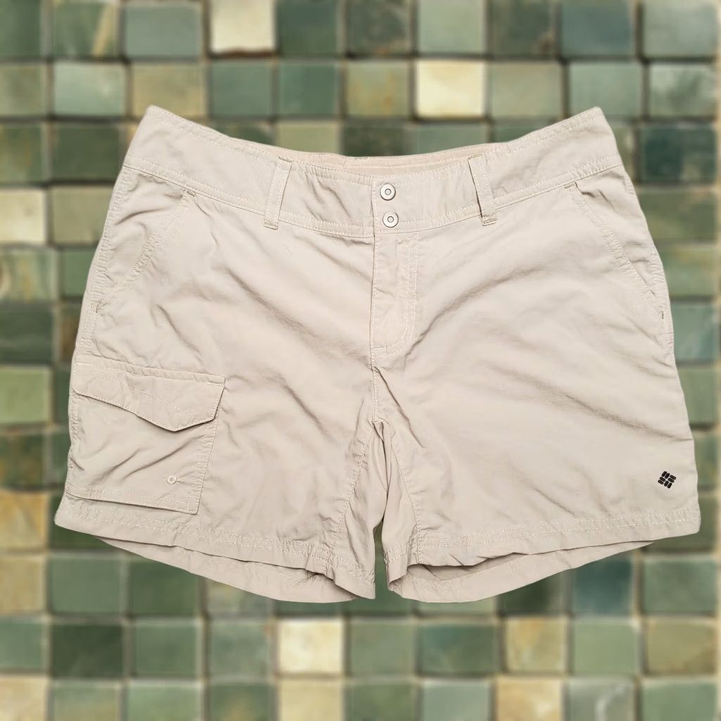 Vintage Columbia Shorts Womens 31 Beige Omni Shade Nylon Performance Cargo Lightweight Cargo Pocket Belt Loops Plaid Outdoor Hiking Casual Womens 12 Beige Size 34" / US 12 / IT 48 - 1 Thumbnail