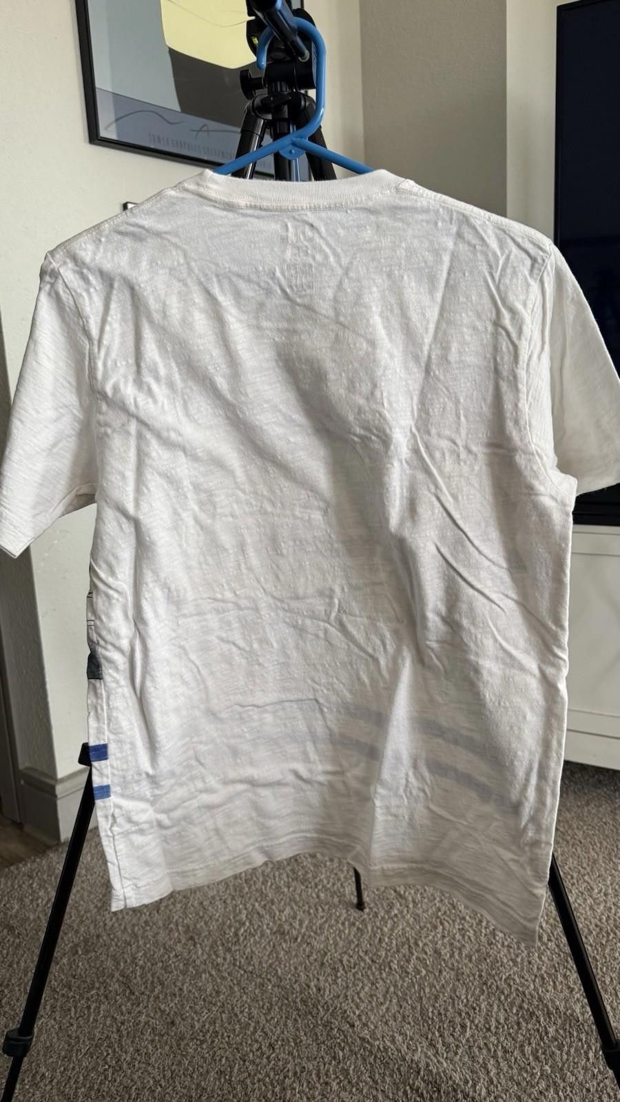 Uniqlo Uniqlo Shirt Art Tee Hokusai Blue White Short Medium Fuji Size US XL / EU 56 / 4 - 4 Thumbnail