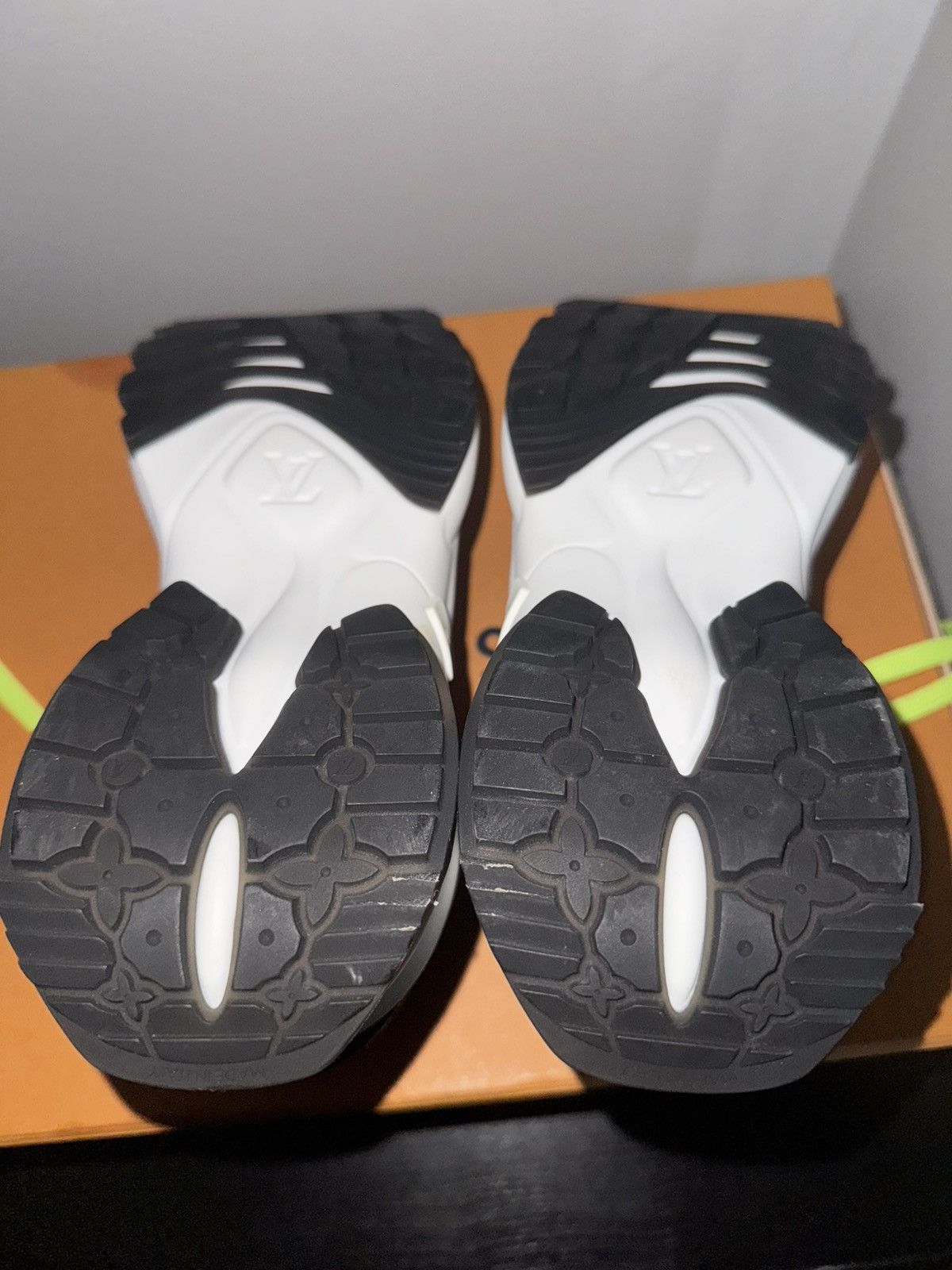Louis Vuitton loui vuitton run 55 white neon Size US 6 / IT 36 - 7 Thumbnail