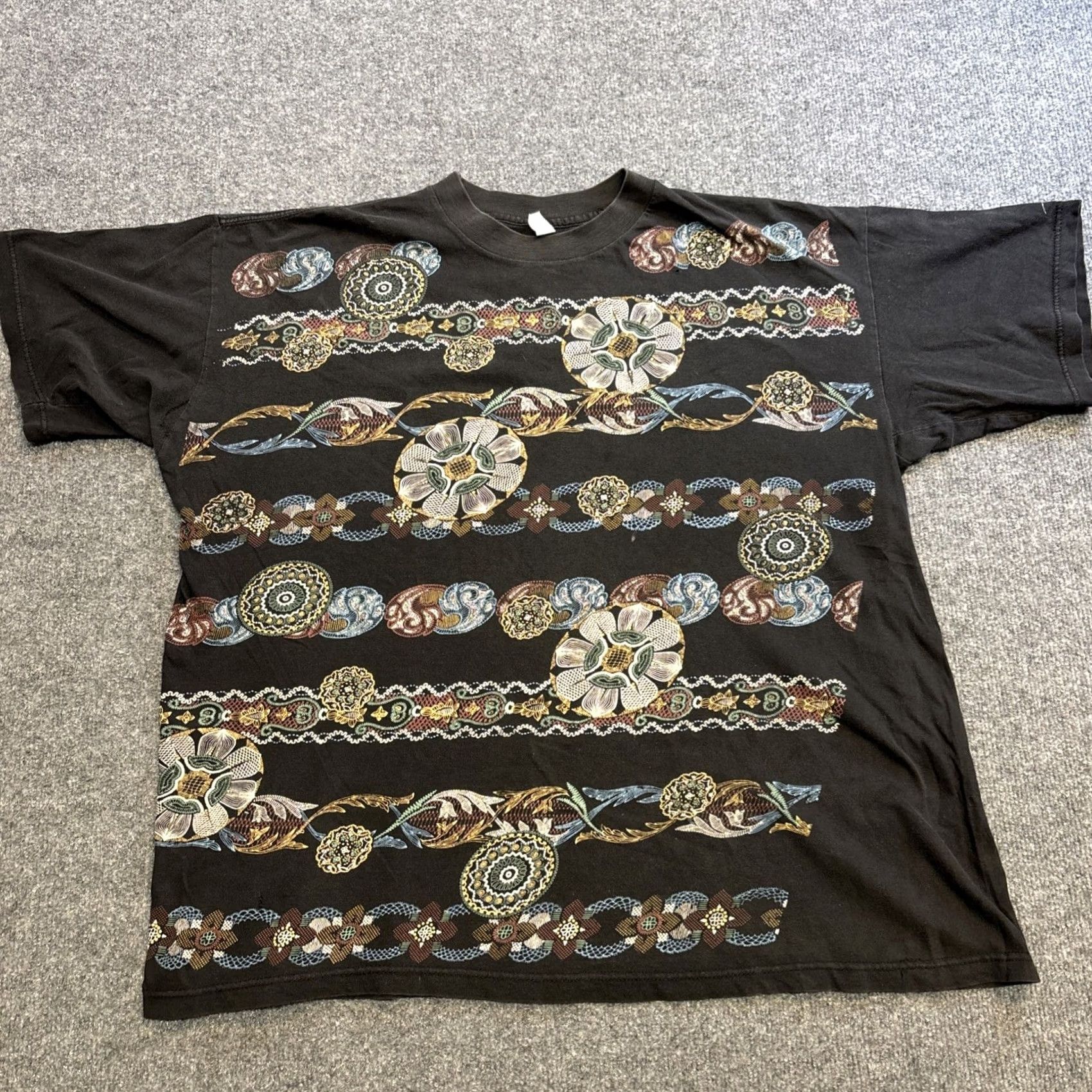 Vintage VINTAGE 2XL Unisex Adult T Shirt Black Art Deco Ornate Floral Intricate Boho USA Shirt Size US XXL / EU 58 / 5 - 2 Thumbnail