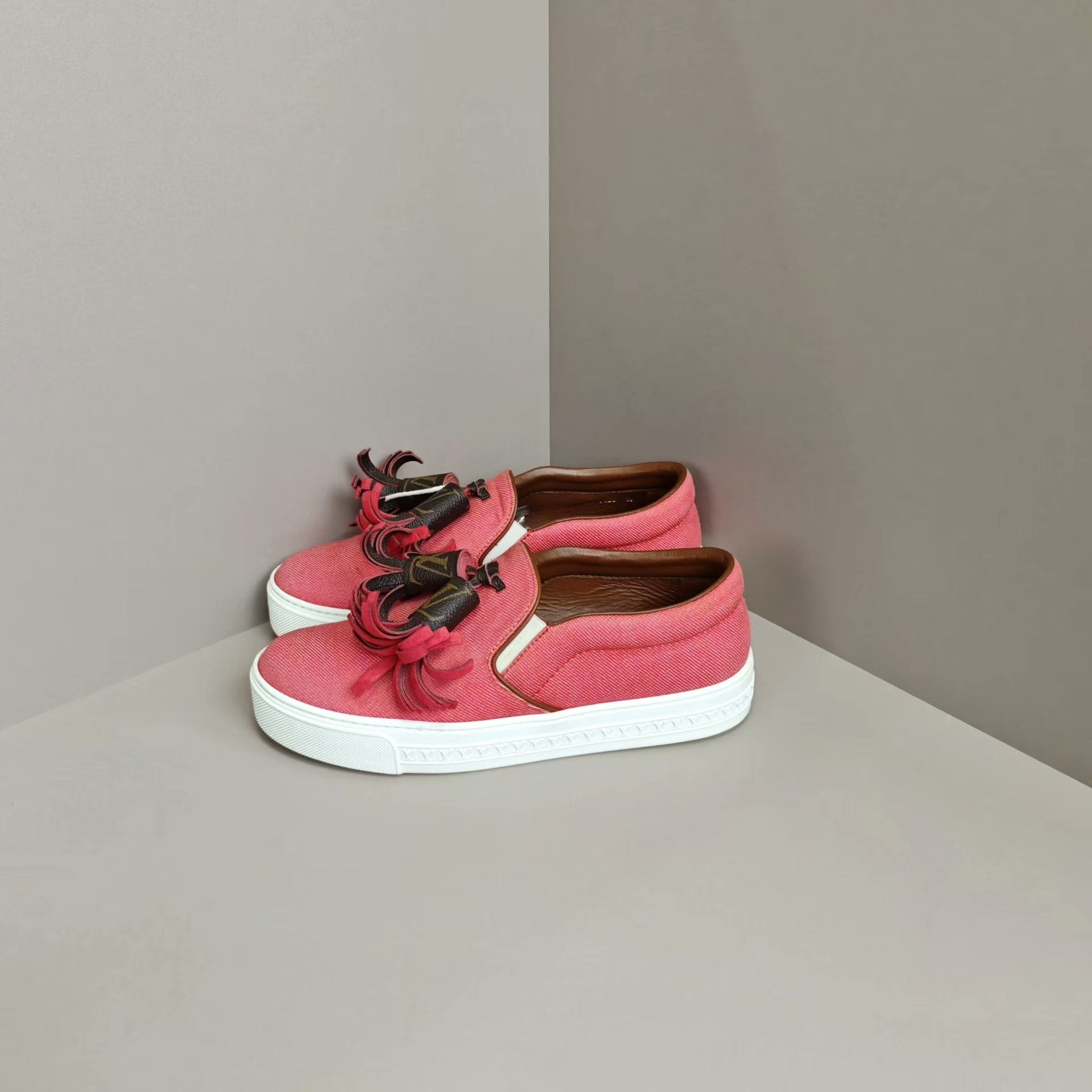 Louis Vuitton Louis Vuitton Lowtop Sneakers us_6 Women Size US 6 / IT 36 - 1 Thumbnail