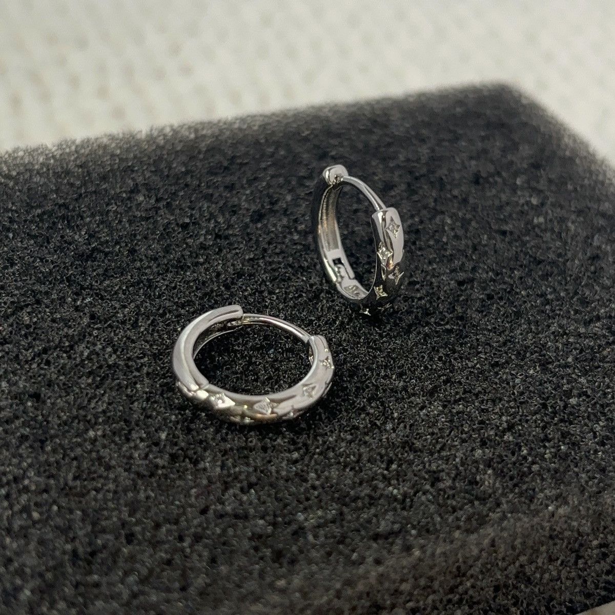 Jewelry Star Small Hoop Earrings for Women Men Unisex Earrings Size ONE SIZE - 1 Thumbnail