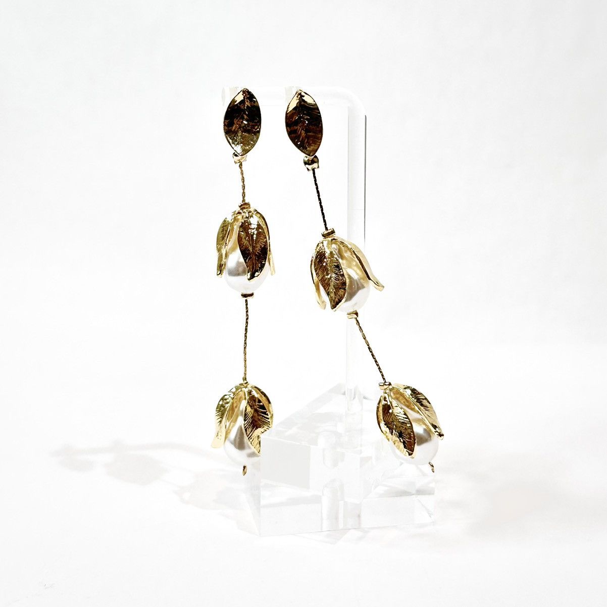 White House Black Market WHBM White & Gold Tulips Glam Earrings NWT Size ONE SIZE - 5 Thumbnail