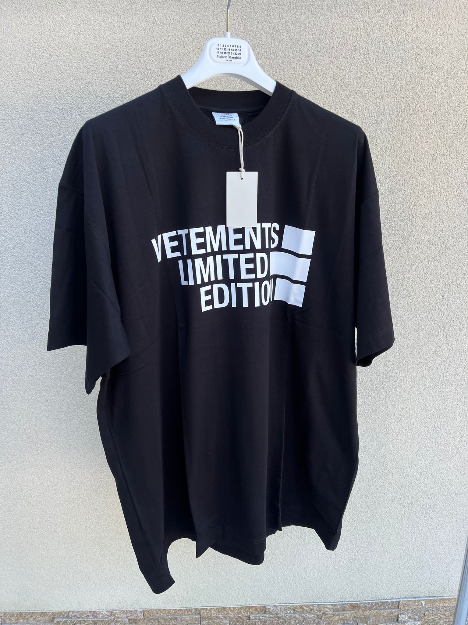 Vetements Big Logo Limited Edition T-Shirt in Black Size US M / EU 48-50 / 2 - 8 Thumbnail