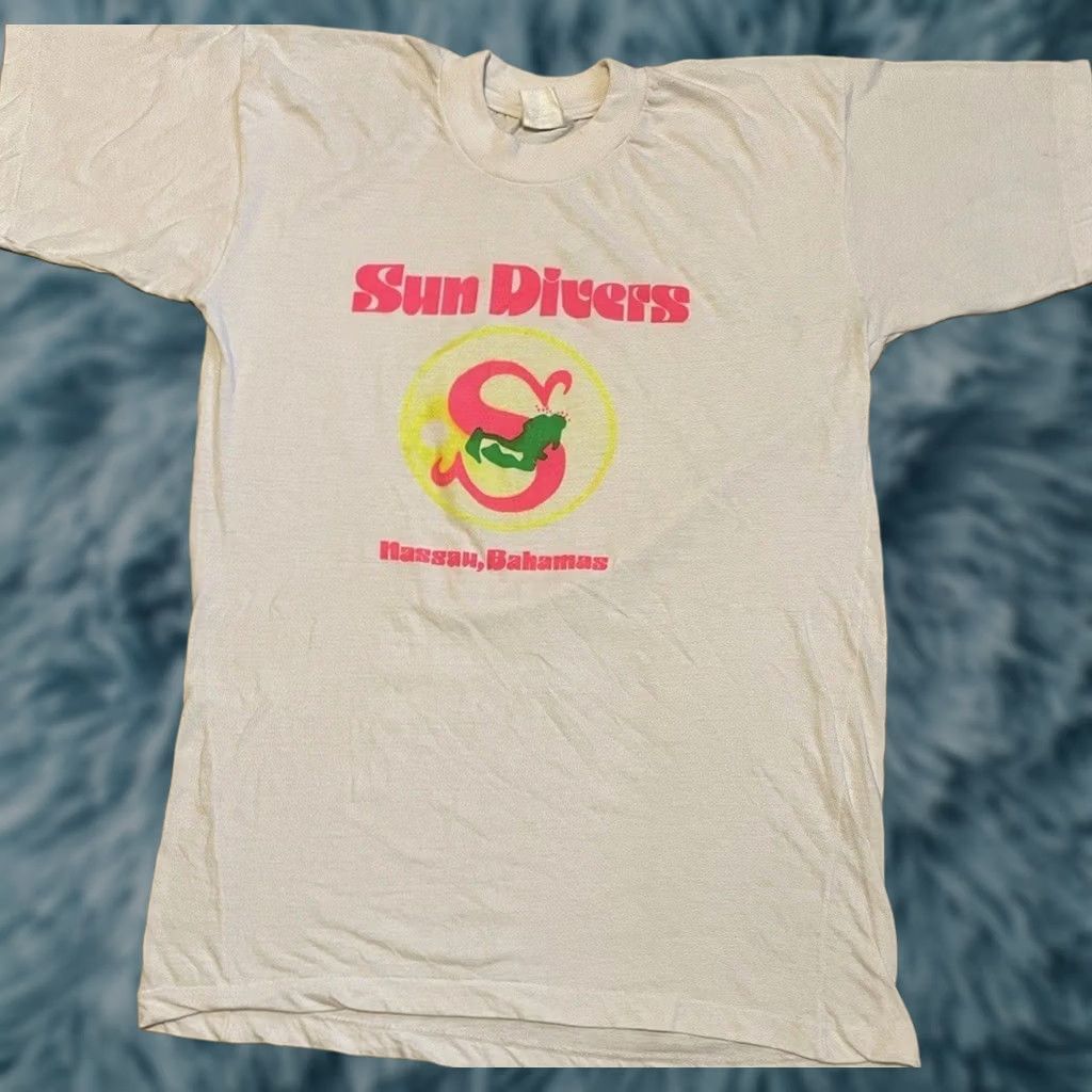 Vintage VINTAGE Bahamas Sun Divers Faded Shirt M White Surf Skater Grunge 80s 90s USA Ocean Pacific TC Ocean Vintage Mens T-Shirt Size US M / EU 48-50 / 2 - 1 Thumbnail