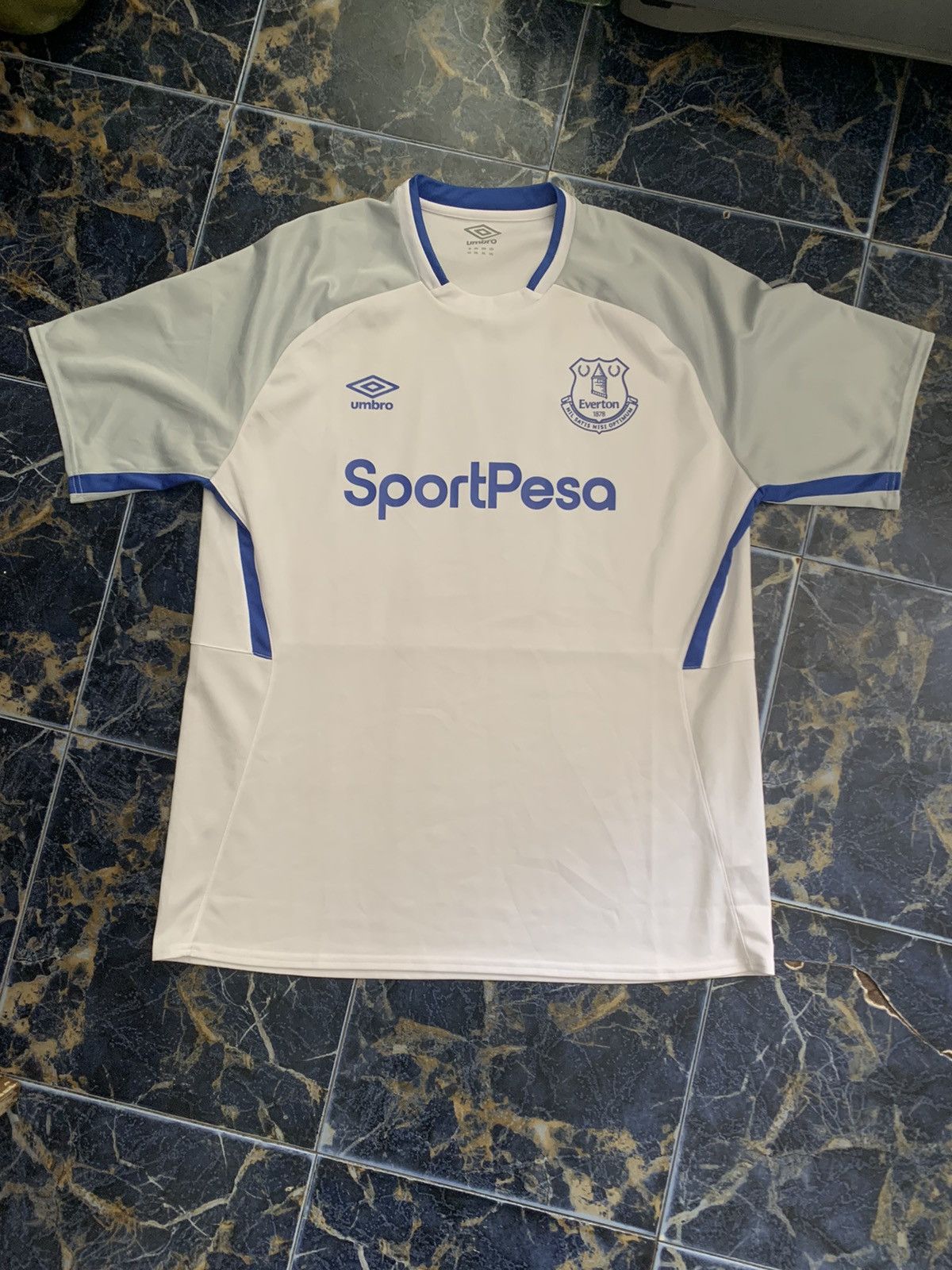 Umbro 2019-20 Everton Umbro white jersey size X-Large Size US XL / EU 56 / 4 - 1 Thumbnail