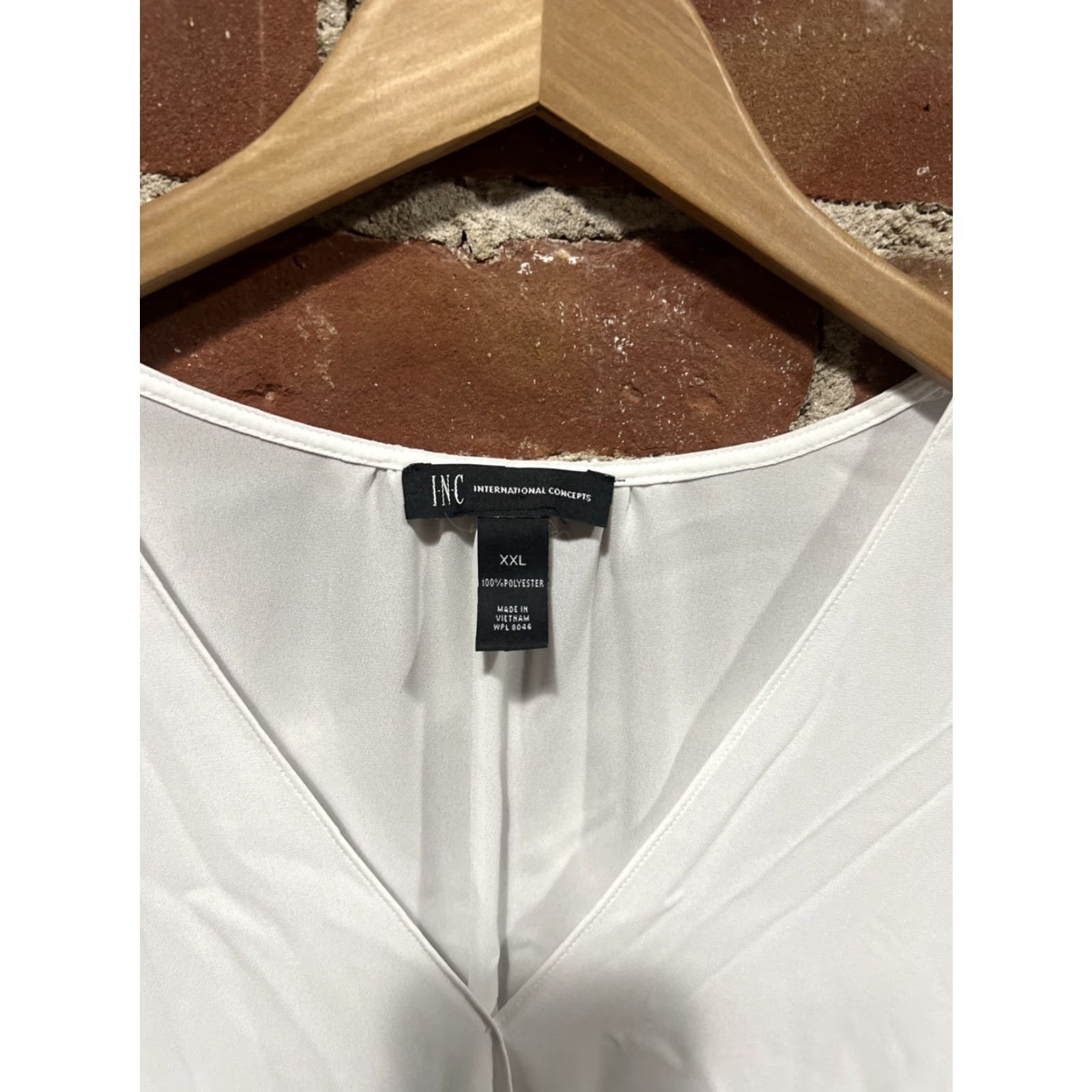 Vintage VINTAGE INC International Concepts Blouse Shirt Womens 2X White Sleeveless V-Neck Pullover Geometric Pattern Casual Business Travel Easy Care Size XXL / US 16-18 / IT 52-54 - 2 Thumbnail