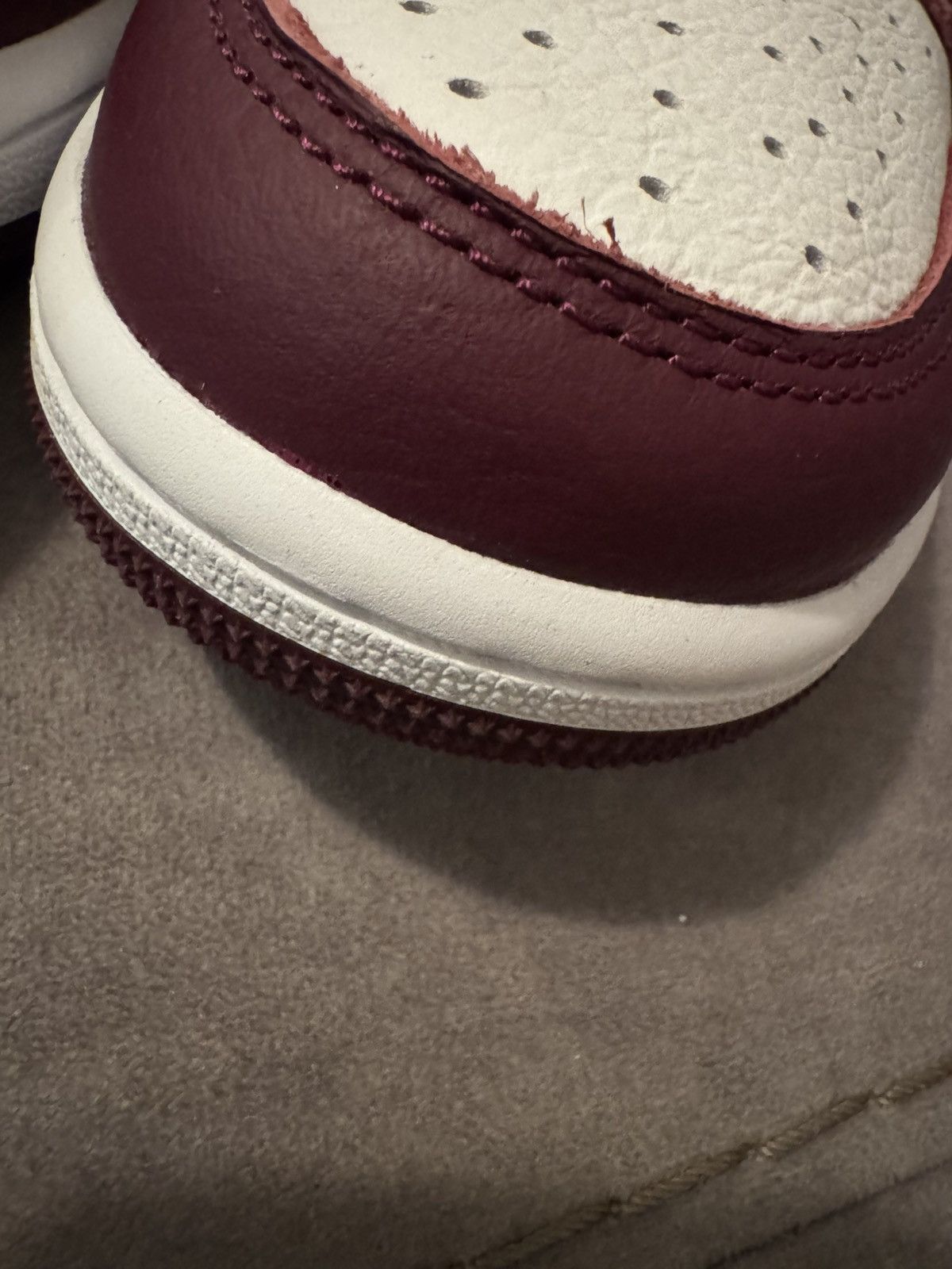 Nike NIKE AIR JORDAN 1 555088-611 “BORDEAUX. US9 new no box condi Size US 9 / EU 42 - 18 Thumbnail