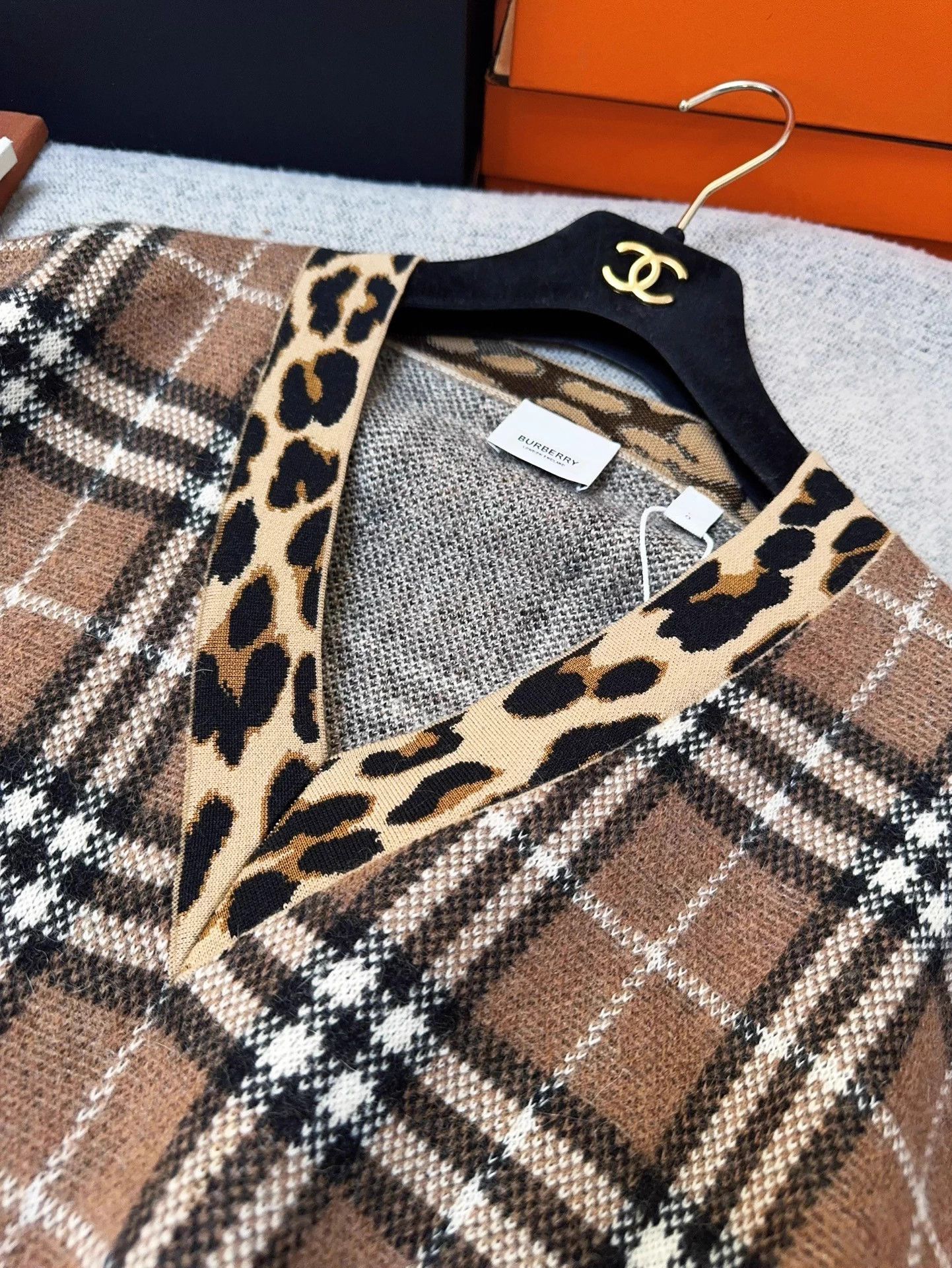 Burberry Burberry Check Leopard Trim V-neck Knit Sweater L Size L / US 10 / IT 46 - 8 Thumbnail